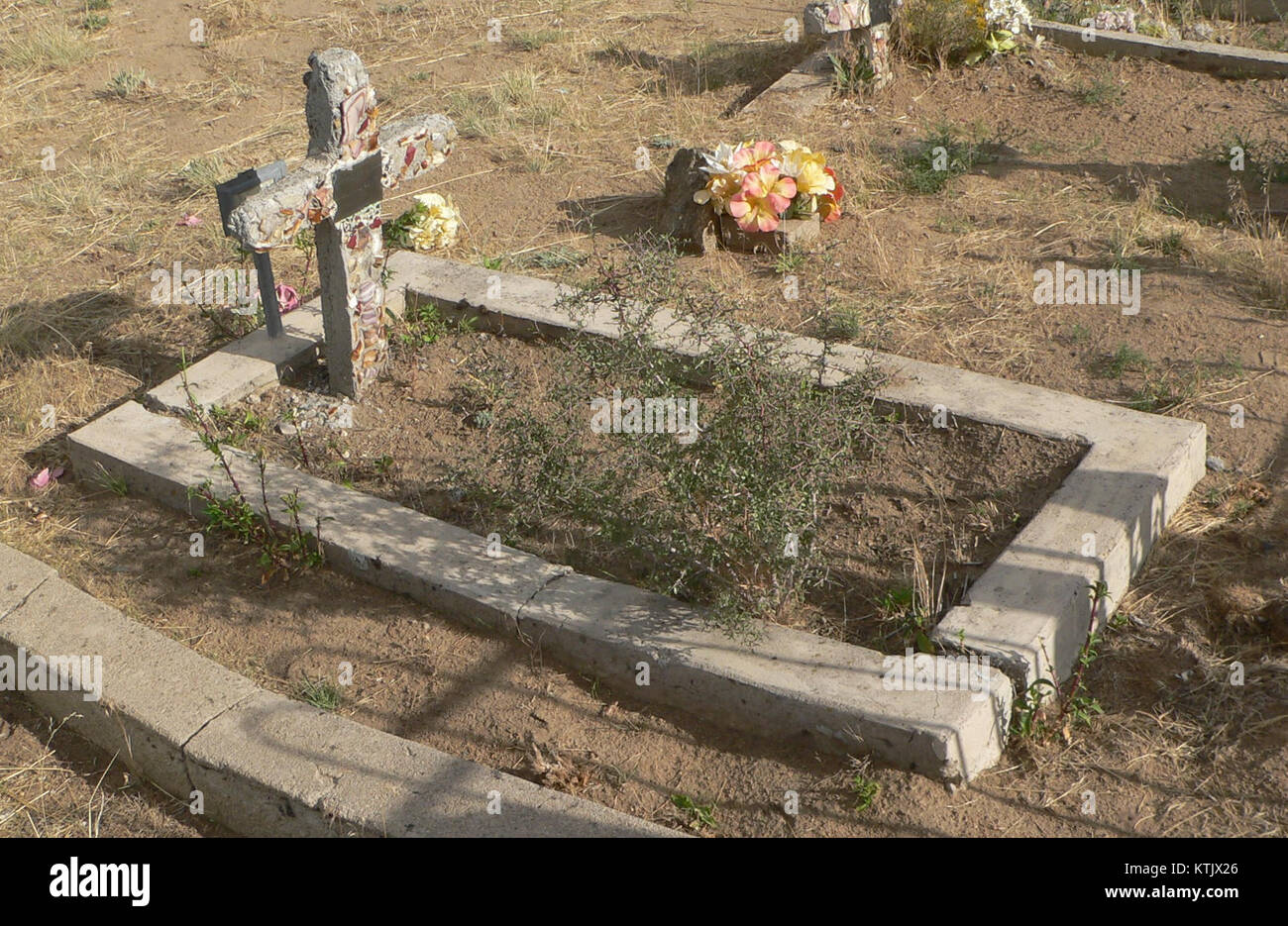 Dieses Bild zeigt einen hausgemachten Stein auf einem katholischen Friedhof in Austin, Nevada. Der Stein stellt wahrscheinlich einen Grabstein dar, der möglicherweise von einem Familienmitglied oder einem lokalen Handwerker gefertigt wurde. Stockfoto
