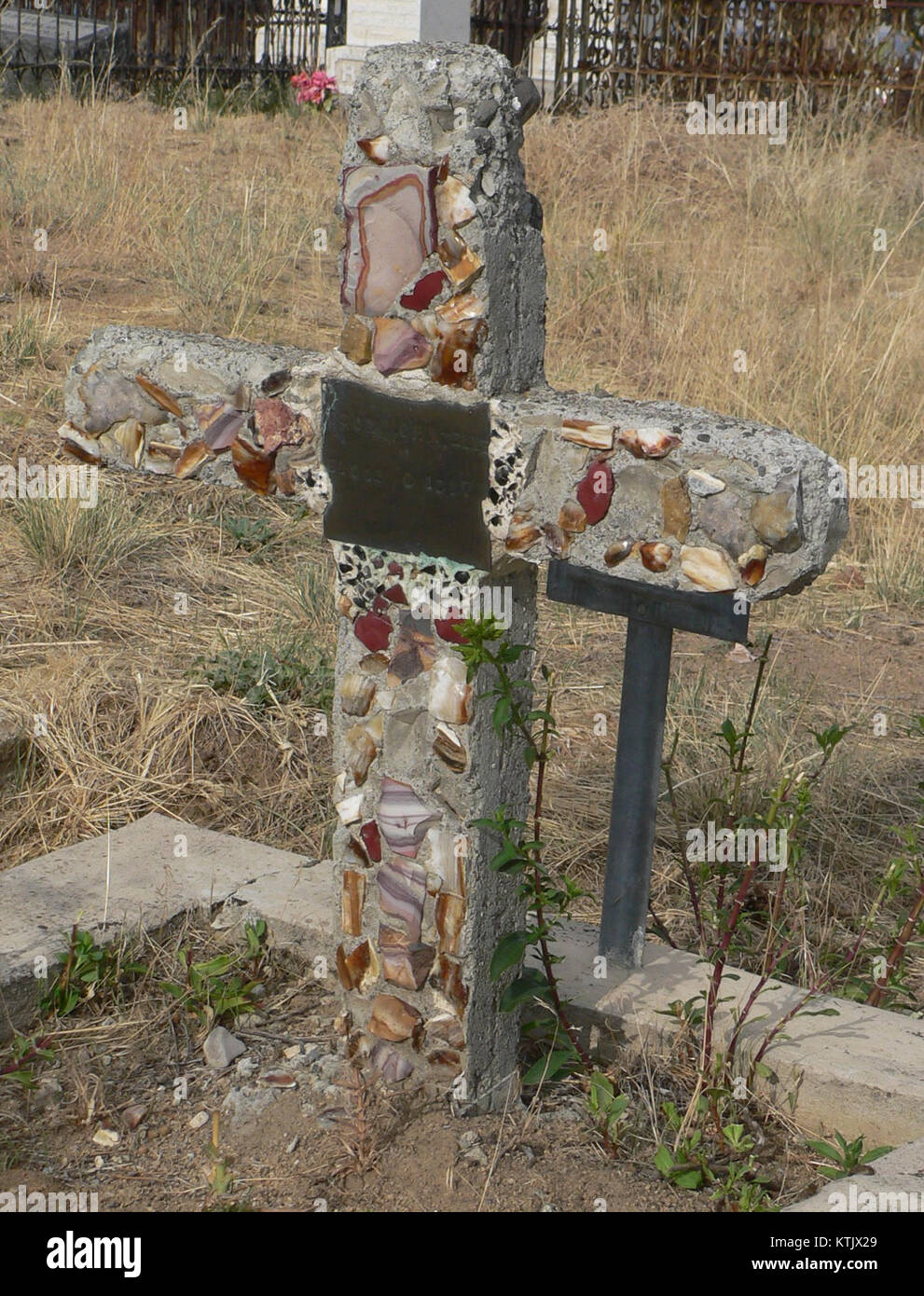 Dieses Bild zeigt einen katholischen Friedhof in Austin, Nevada, der von selbstgemachten Grabmarkierungen aus Stein markiert ist. Der Friedhof spiegelt die lokale Geschichte und die persönlichen Bemühungen der Gemeinde wider, ihre Angehörigen zu ehren. Stockfoto