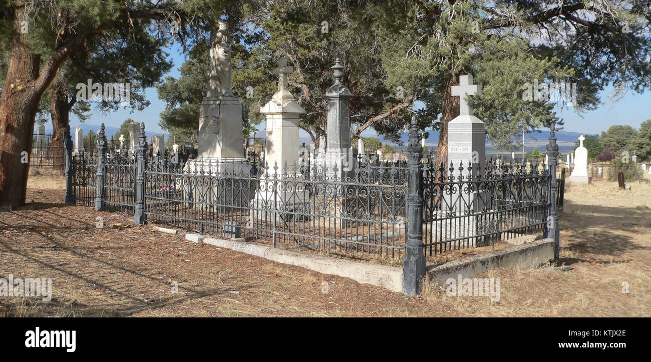 Der *Austin NV Catholic Cemetery* ist eine historische Grabstätte in Austin, Nevada. Es dient als Ruheplatz für viele Personen katholischen Glaubens und repräsentiert das religiöse und kulturelle Erbe der Region. Der Friedhof ist gut gepflegt, mit Gräbern aus dem späten 19. Und frühen 20. Jahrhundert, die Einblicke in die Vergangenheit der Gemeinde und ihre Verbindungen zu katholischen Traditionen bieten. Stockfoto