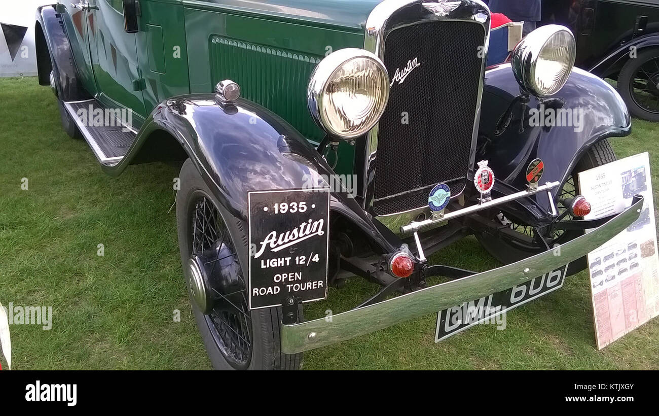 Der 1935 Austin Light 12/4 Open Road Tourer ist ein klassisches britisches Automobil, das für sein elegantes Design und seine kraftvolle Leistung bekannt ist. Es ist Teil der 1930er-Jahre-Reihe von Austin, einem der namhaftesten Automobilhersteller in Großbritannien. Stockfoto