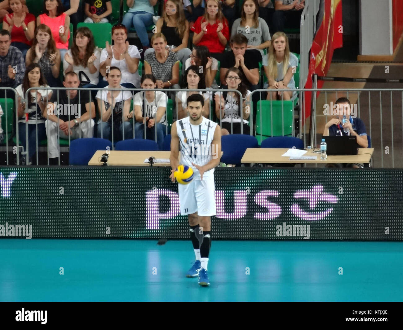 Dieses Bild zeigt ein Volleyballspiel zwischen Argentinien und den USA im September 2014. Das Spiel ist Teil einer Sportveranstaltung zwischen den beiden Nationalmannschaften, bei der sportliche Wettkampf im Volleyball stattfindet. Stockfoto