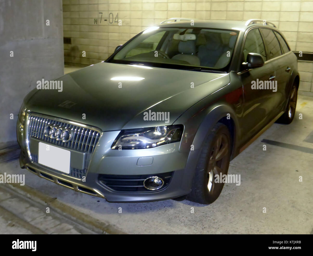 Der Audi A4 Allroad quattro 2.0T (B8) ist ein kompakter Luxus-Crossover-SUV, der für seinen fortschrittlichen Allradantrieb quattro und seinen 2.0T-Turbomotor bekannt ist, der hohe Leistung und Geländegängigkeit bietet. Stockfoto