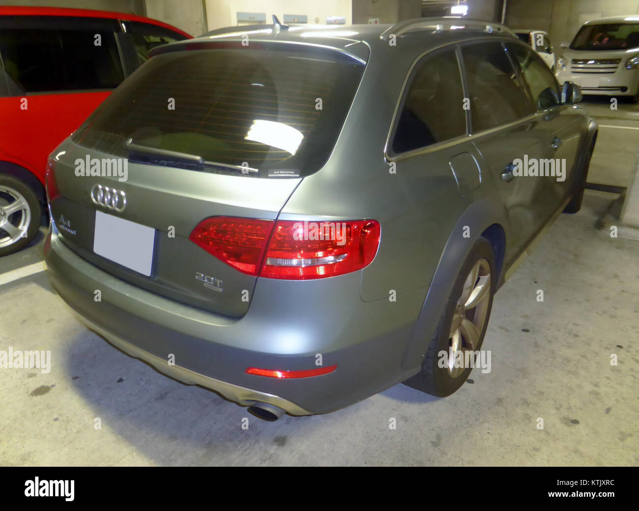 Der Audi A4 Allroad Quattro 2.0T (B8) ist ein luxuriöses Crossover-Fahrzeug, das für Leistung, fortschrittliche Funktionen und geräumiges Design bekannt ist. Diese Rückansicht unterstreicht das unverwechselbare Außendesign und den robusten Allradantrieb. Stockfoto