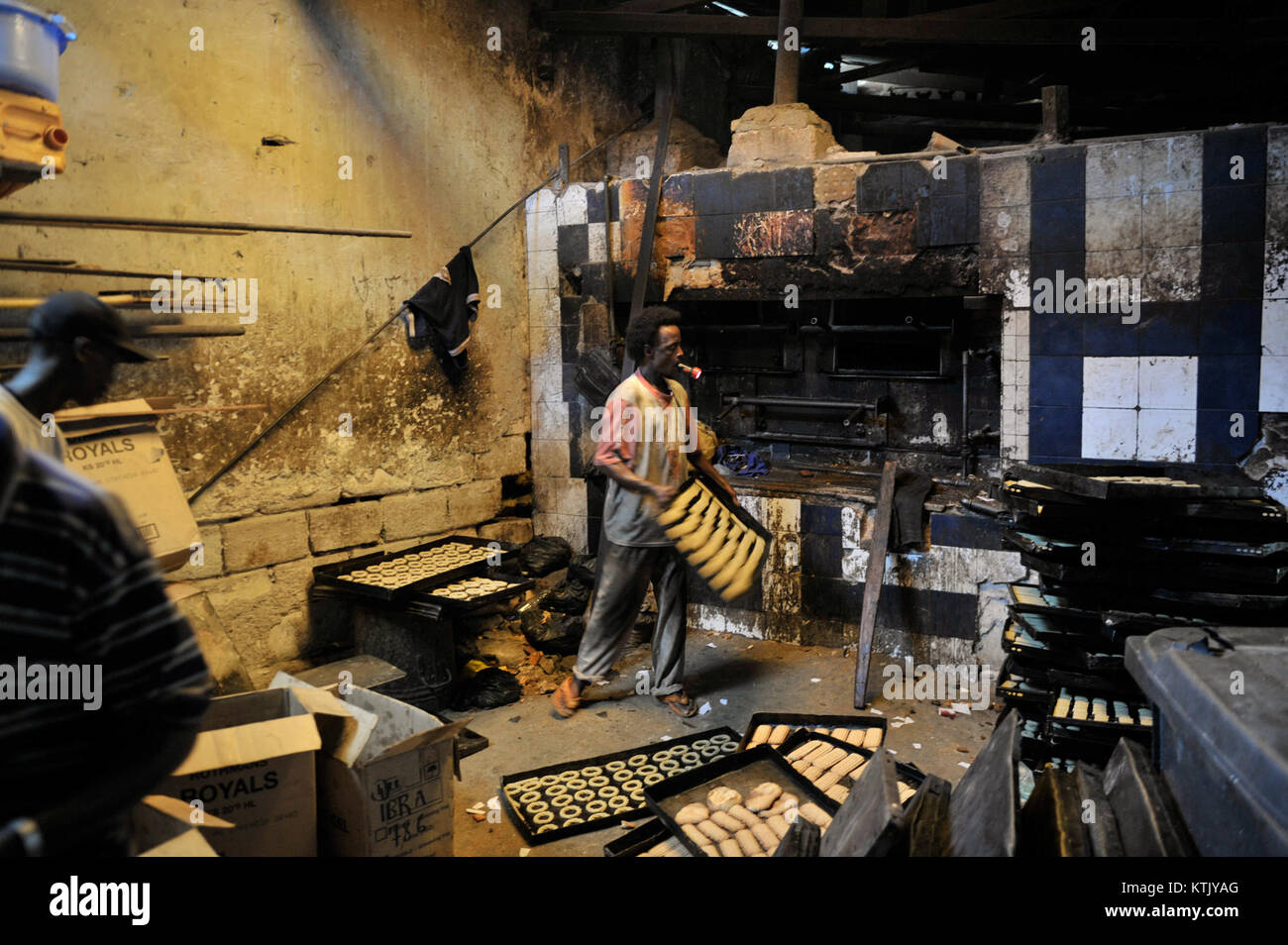 Bäcker im Bezirk Hamar Weyne in Mogadischu, Somalia, bereiten am 3. Oktober vor Eid al-Adha Kekse zu. Dieses Foto, aufgenommen vom AMISOM-Fotografen Tobin Jones, zeigt die lokalen Traditionen und Vorbereitungen für das wichtige religiöse Festival. Stockfoto
