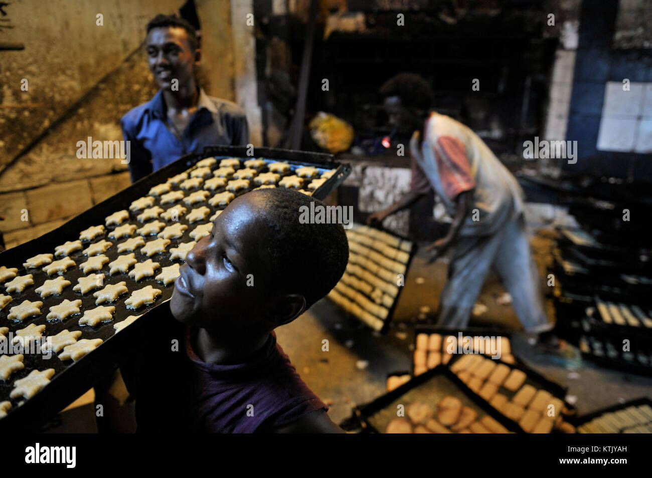 Bäcker im Stadtteil Hamar Weyne in Mogadischu, Somalia, bereiten Kekse vor der Eid al-Adha-Feier zu und stellen lokale Traditionen und Gemeindeaktivitäten vor dem religiösen Feiertag vor. Stockfoto