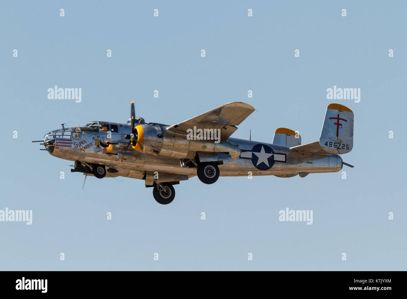 Die B-25 Mitchell ist ein Bomber aus dem Zweiten Weltkrieg, der 2014 auf der Alliance Air Show gezeigt wurde. Bei der Veranstaltung wurden verschiedene militärische und zivile Flugzeuge gezeigt, wobei die B-25 auf ihre historische Bedeutung und ihre einzigartigen Flugfähigkeiten aufmerksam machte. Stockfoto