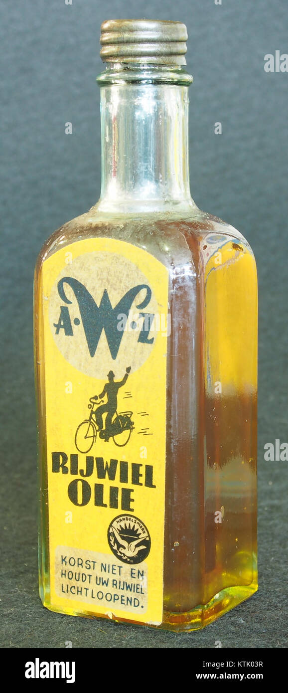 Foto der AWZ Rijwiel Olie Flasche, die einen Vintage-Ölbehälter für Fahrräder zeigt, ein Produkt, das mit der Fahrradindustrie des frühen 20. Jahrhunderts und den damit verbundenen Marketingpraktiken in Verbindung steht. Stockfoto