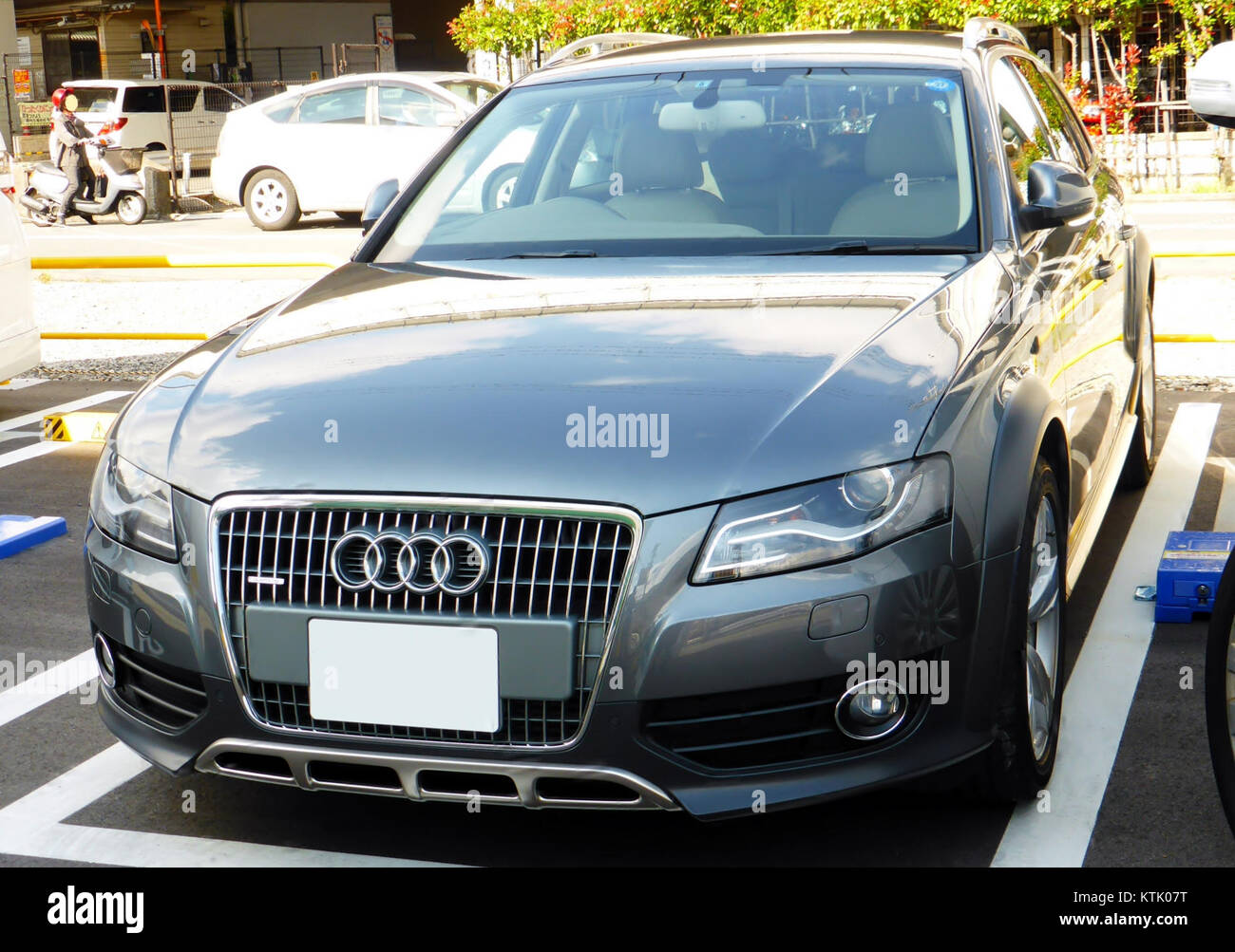 Der Audi A4 allroad quattro (B8) ist ein luxuriöses Allradfahrzeug, das für seine Vielseitigkeit und Leistung bekannt ist. Dieses Bild zeigt das Frontdesign des Fahrzeugs und hebt seine robuste Bauweise und die eleganten Merkmale hervor. Stockfoto