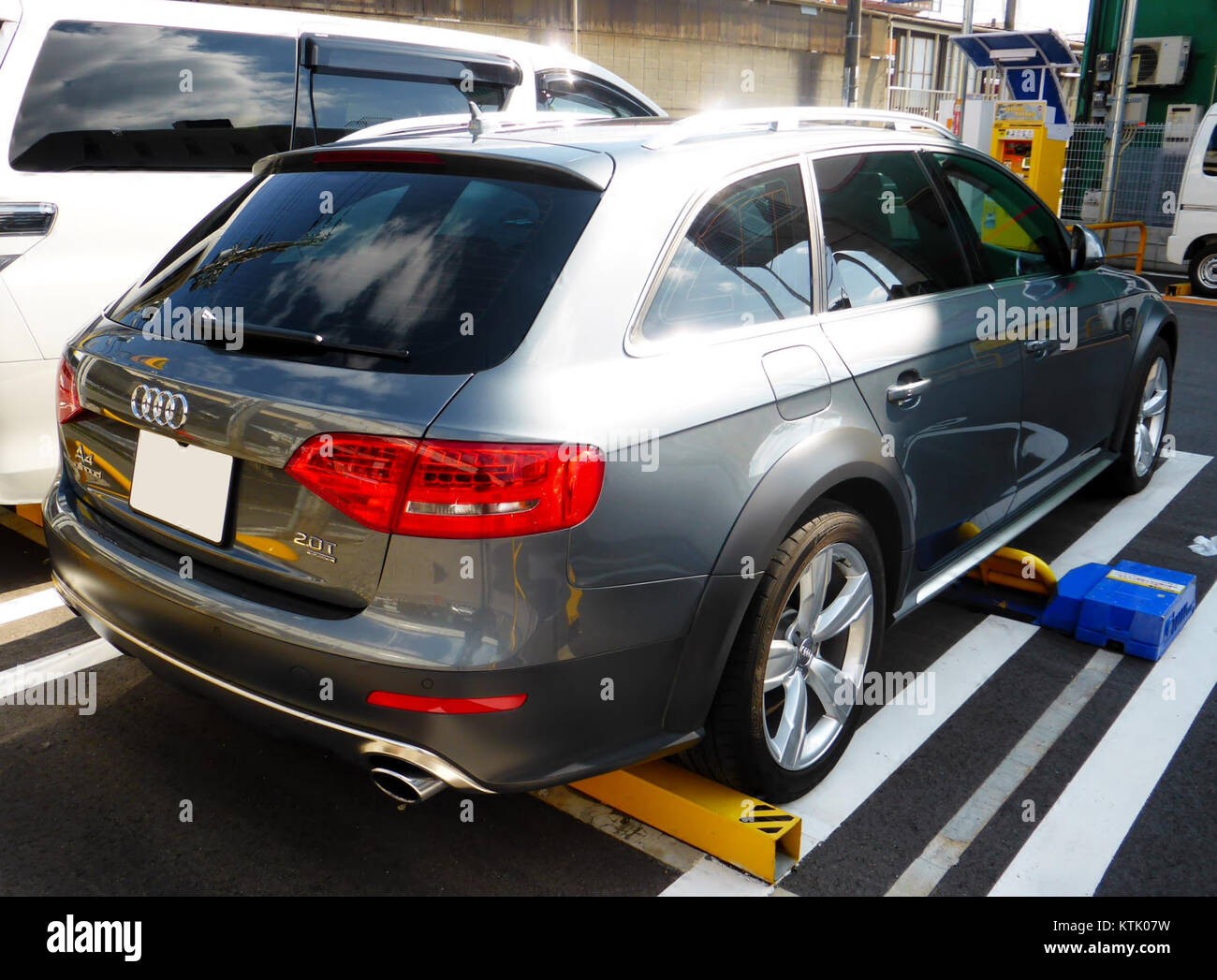 Der *Audi A4 allroad quattro (B8)* ist ein luxuriöses Crossover-Fahrzeug, das für sein vielseitiges Design und seine Geländegängigkeit bekannt ist. Die Rückansicht unterstreicht das schlanke Design und die robuste Bauweise, die sowohl für städtische als auch für raue Umgebungen geeignet sind. Stockfoto