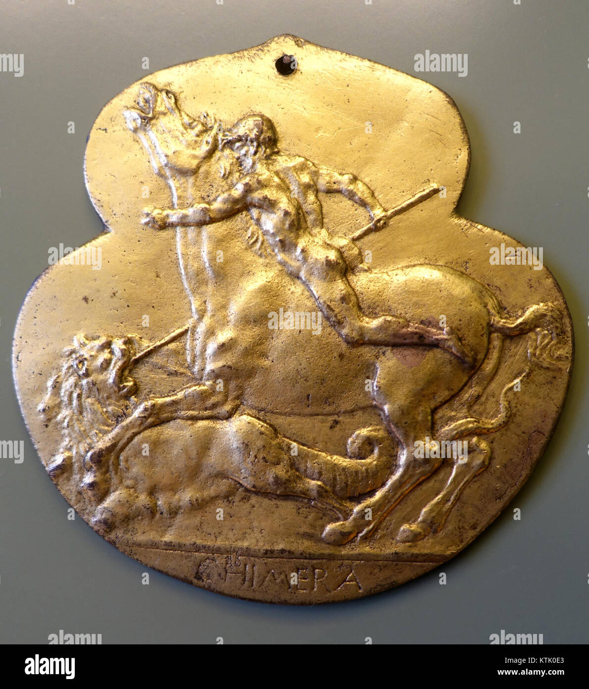 Diese vergoldete Bronzeskulptur von Francesco di Giorgio zeigt Bellerophon, der die Chimera tötet, eine mythologische Szene aus dem späten 15. Jahrhundert, die im Bode Museum untergebracht ist. Stockfoto