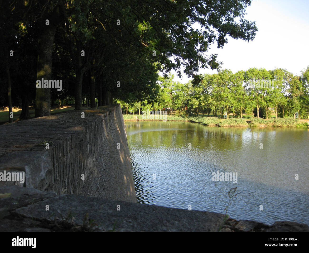 Die Stadtmauer Ieper in Belgien ist Teil der historischen Festungsanlage der Stadt. Diese Verteidigungsmauern wurden im Mittelalter errichtet und spielten eine wichtige Rolle in der lokalen Verteidigungsgeschichte. Stockfoto