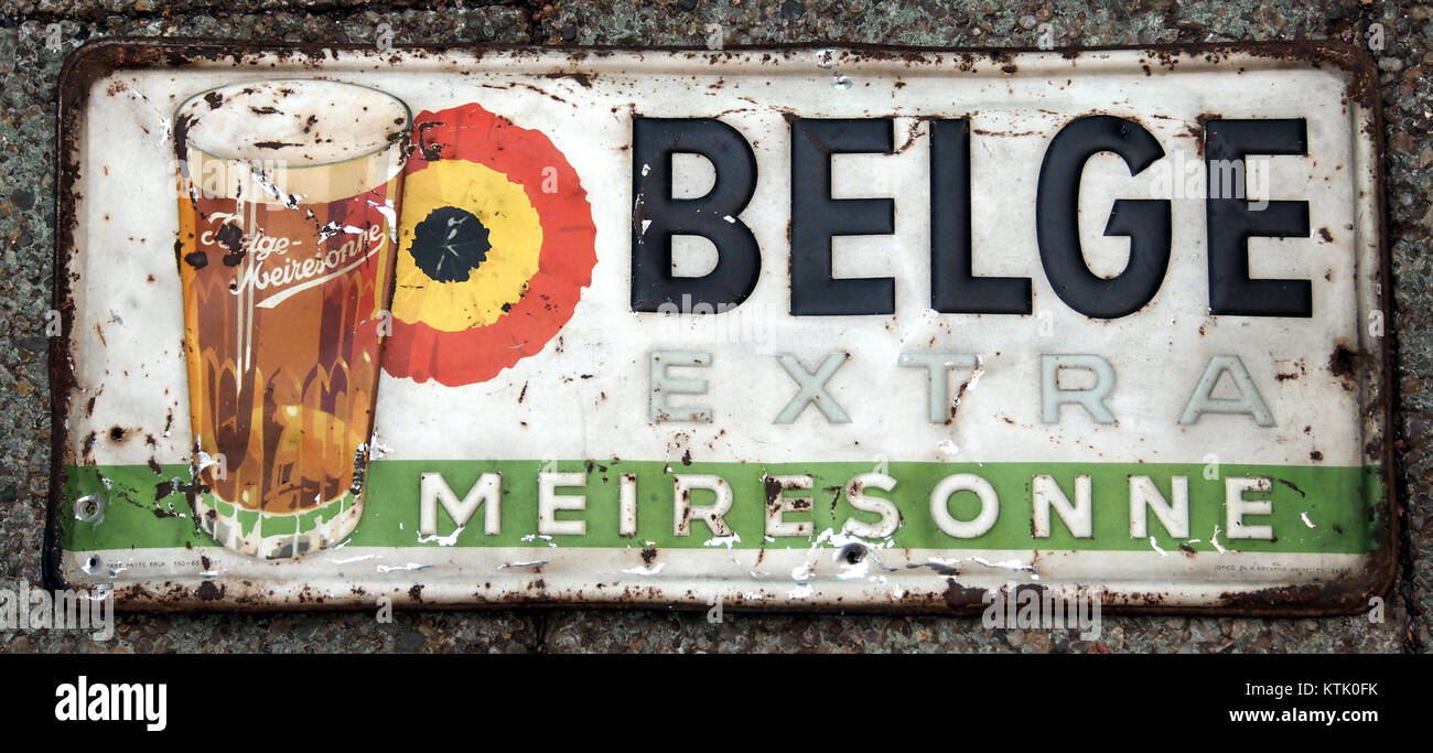 Das Metall-Werbeschild „Belge Extra“ von Meiresonne ist ein Vintage-Artikel, der die Werbetechniken des frühen 20. Jahrhunderts widerspiegelt. Das Schild, das wahrscheinlich für Marketing verwendet wird, hebt die Ästhetik des Designs und die Praktiken der Markenwerbung hervor. Stockfoto