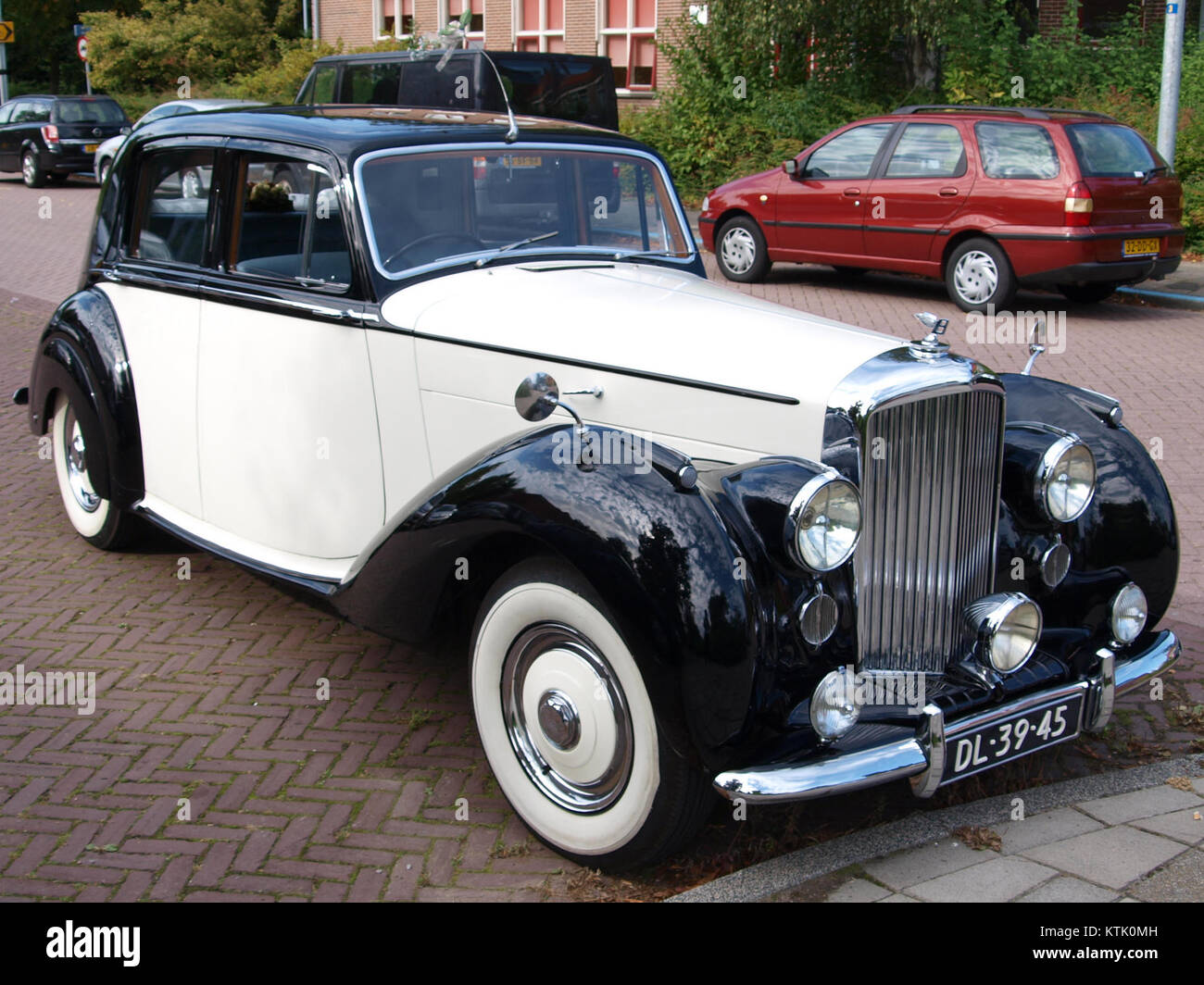 Der Bentley Mk VI DL 39 45 ist ein klassischer Luxuswagen, der für seine hochwertige Handwerkskunst und Eleganz bekannt ist. Hier bei Hoofddorp wird er mit seinem legendären Design und seiner Automobiltradition bewundert. Stockfoto