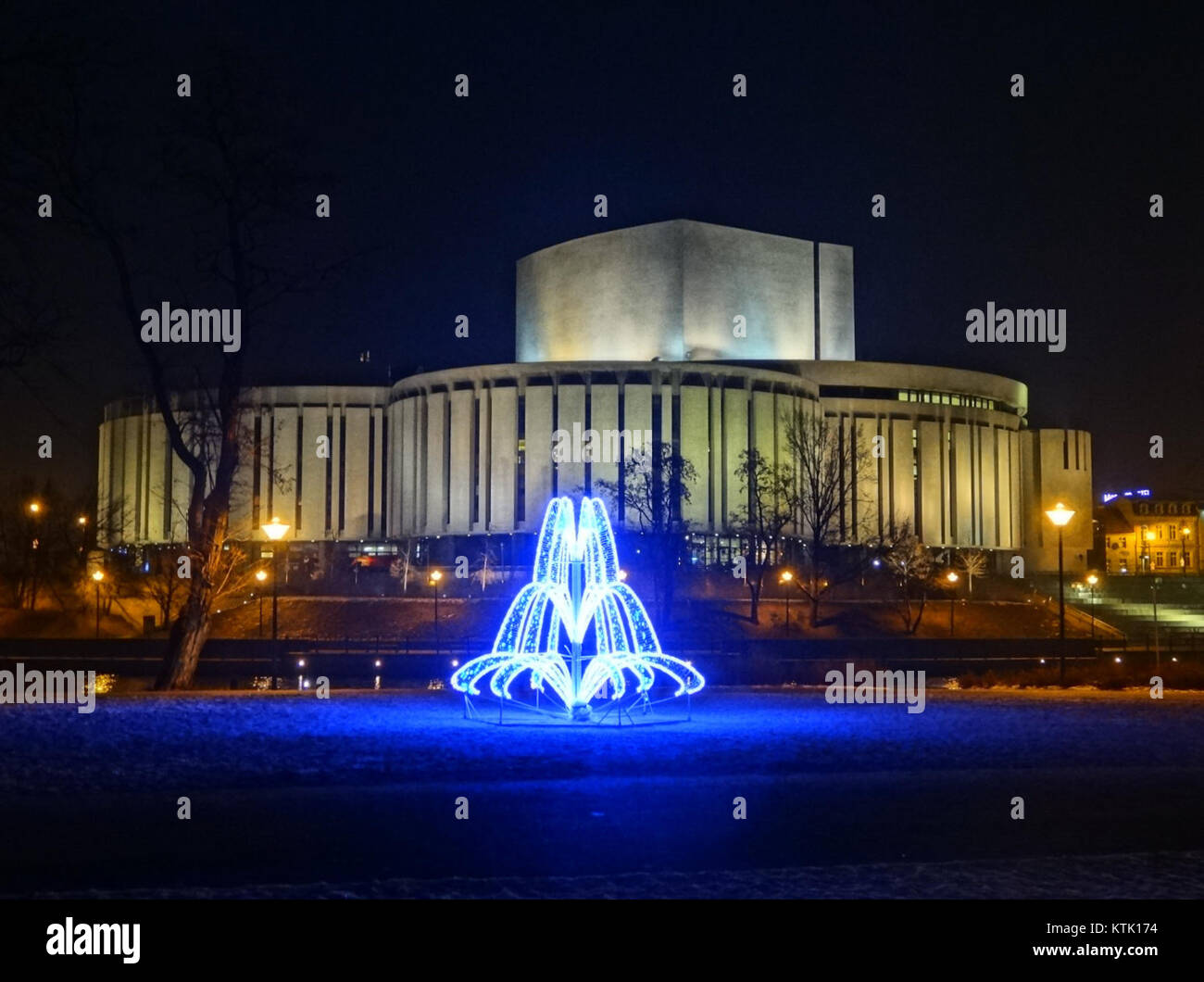 Ein Foto von Mill Island am Abend am 1. Januar 2015, das die ruhige Landschaft bei Nacht zeigt. Das Foto hebt die Mischung aus natürlicher Umgebung und urbaner Architektur hervor. Stockfoto