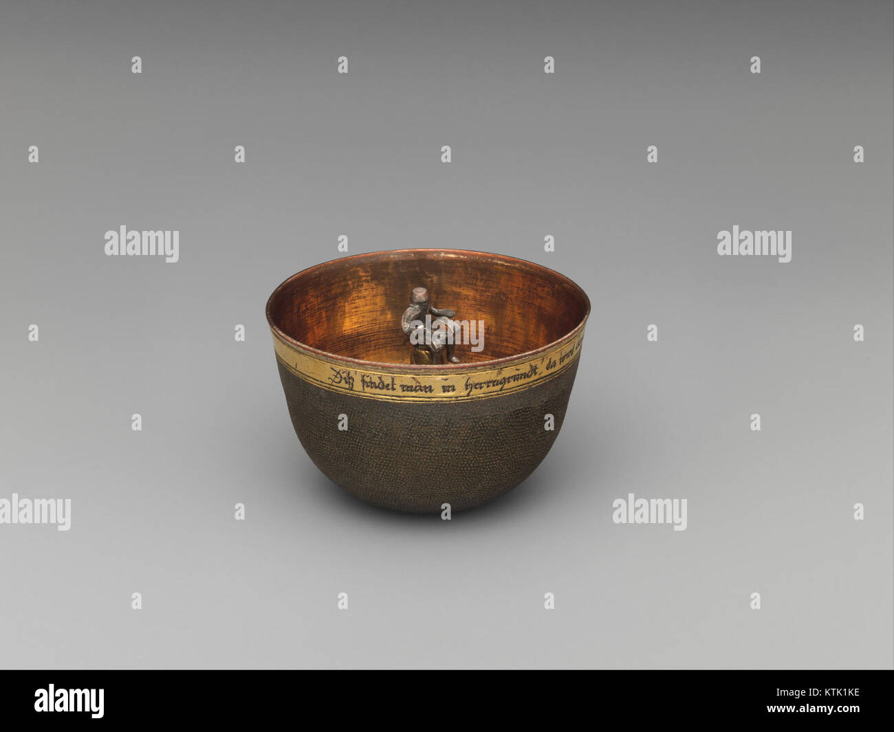 Dieser Becher, der Teil der Sammlung des Metropolitan Museum of Art ist, ist ein Beispiel feiner Handwerkskunst. Es zeigt kompliziertes Design und kulturelle Bedeutung in seiner Entstehung. Stockfoto