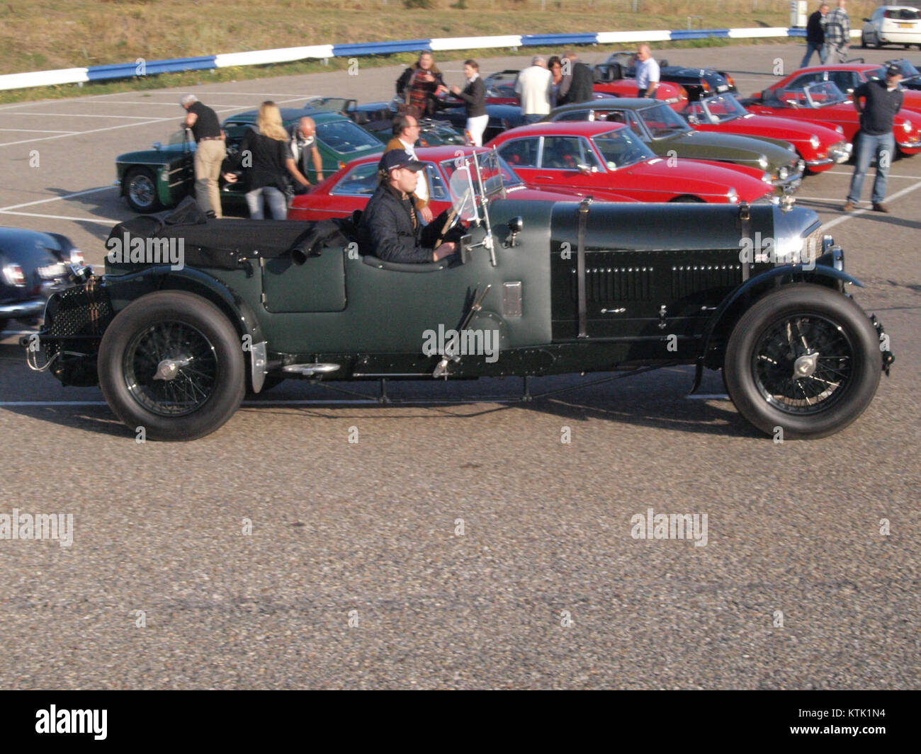Der Bentley Le Mans Special ist ein seltener Hochleistungs-Sportwagen, der ursprünglich in England unter der Lizenznummer AL 51 03 zugelassen wurde. Dieses Fahrzeug ist bekannt für seine Rennsporttradition und sein unverwechselbares Design. Stockfoto