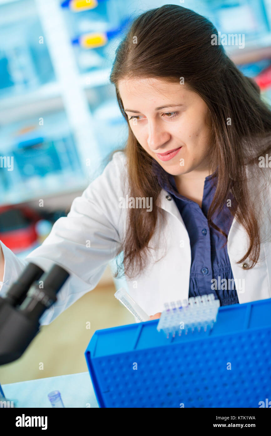 Junge Technikerin in der genetischen Labor mit PCR Stockfoto