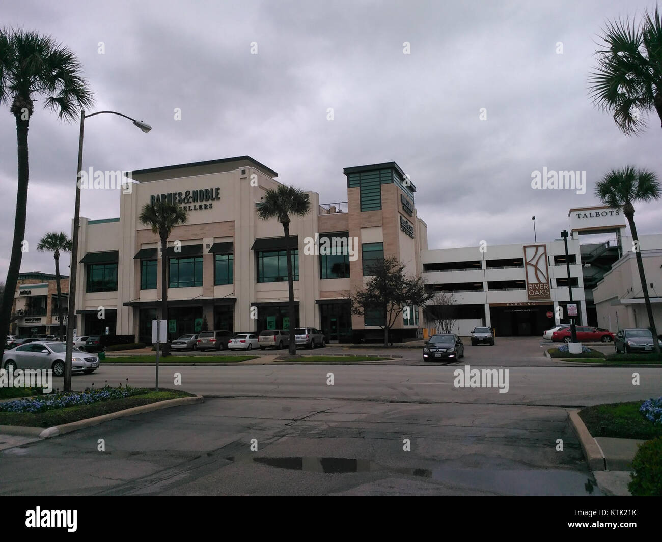 Das B&NROE Shopping Center ist ein beliebter Einzelhandelskomplex mit einer Vielzahl von Geschäften und Dienstleistungen. Es ist bekannt für seine günstige Lage und die Vielfalt an Verbraucherangeboten, die sowohl lokale Käufer als auch Besucher anlocken. Stockfoto