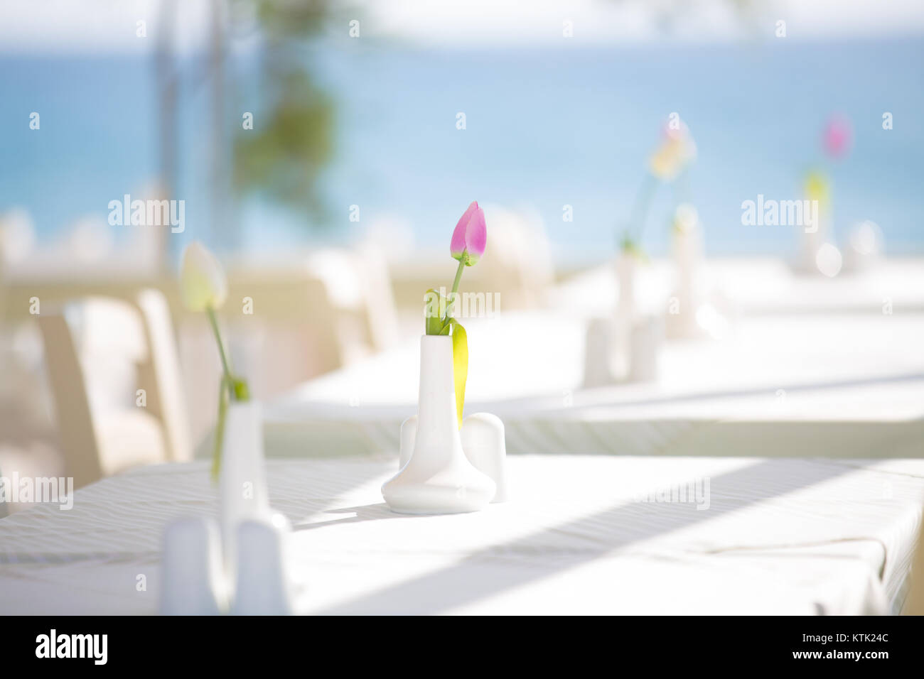 Tabelle der ein Café im Freien mit einem Blumenstrauß Stockfoto