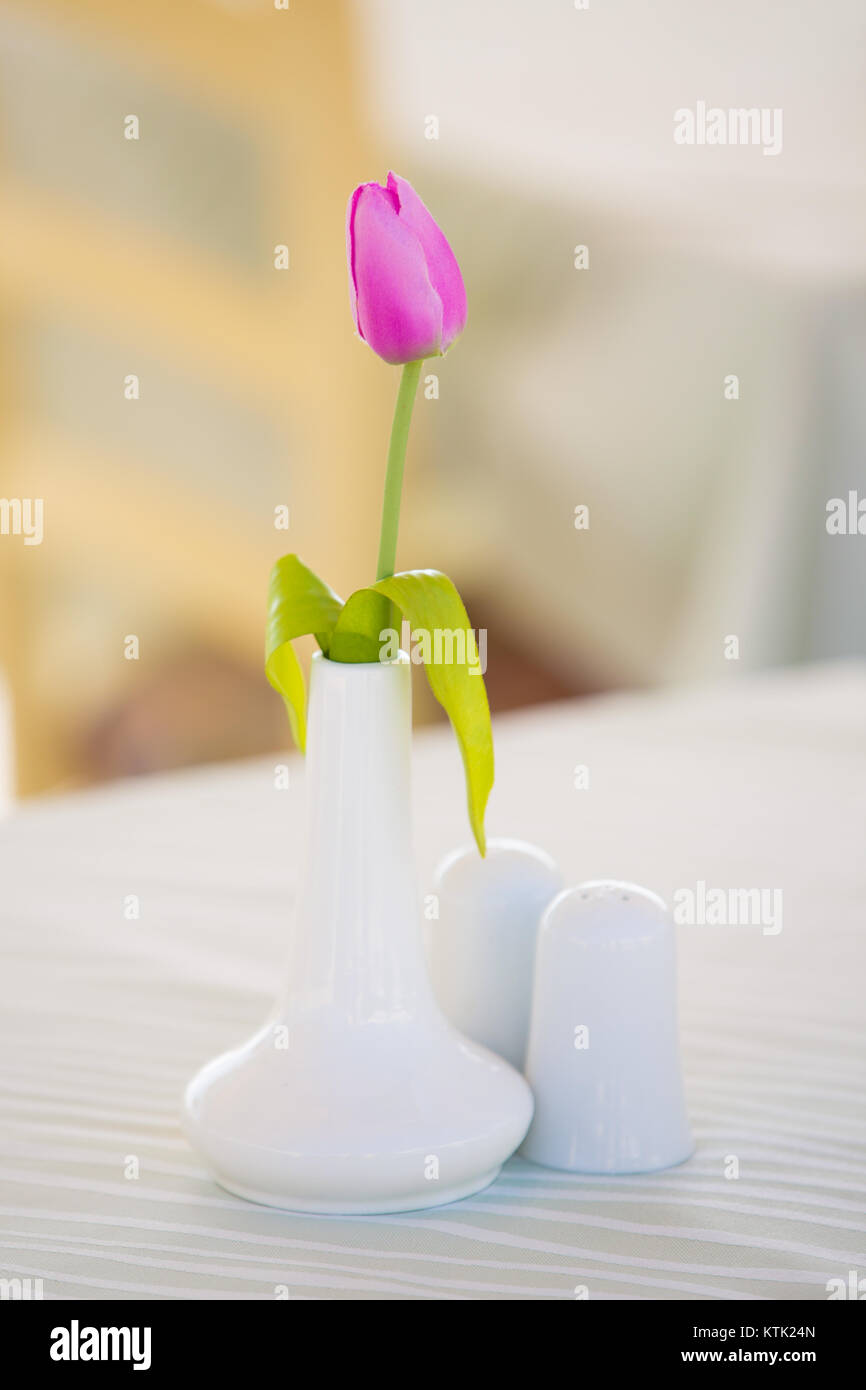 Tabelle der ein Café im Freien mit einem Blumenstrauß Stockfoto