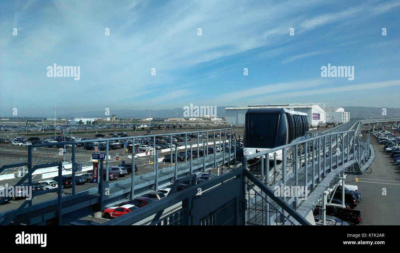 BART-Zug vom Flughafen Oakland Station gesehen Stockfoto