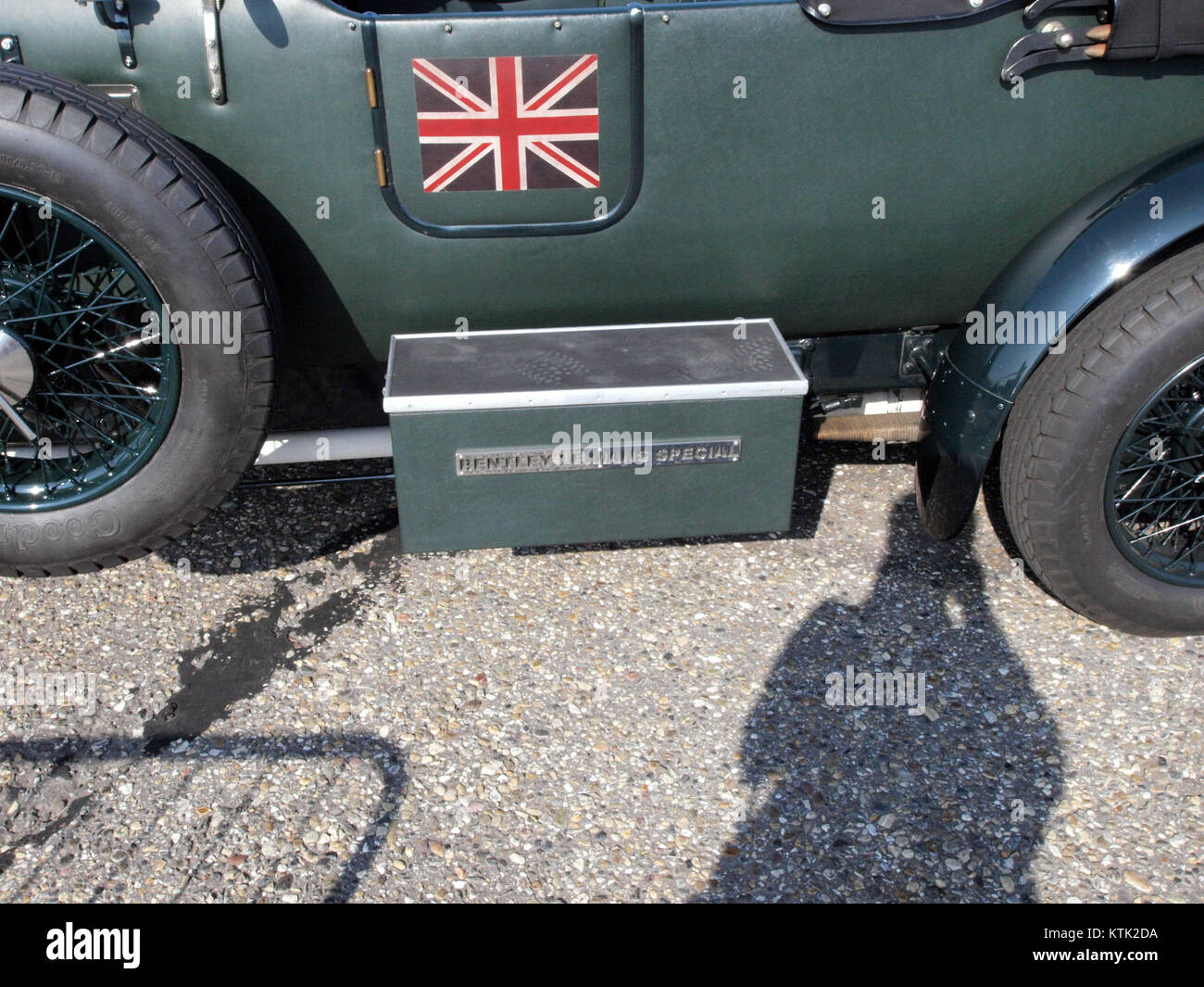 Der Bentley Le Mans Special, registriert unter AL 51 03, ist ein Luxusauto, das auf hohe Leistung ausgelegt ist. Dieser Wagen wurde speziell für Langstreckenrennen wie die 24 Stunden von Le Mans gebaut und ist bekannt für sein Design, seine Geschwindigkeit und seine exklusive Zulassung. Stockfoto