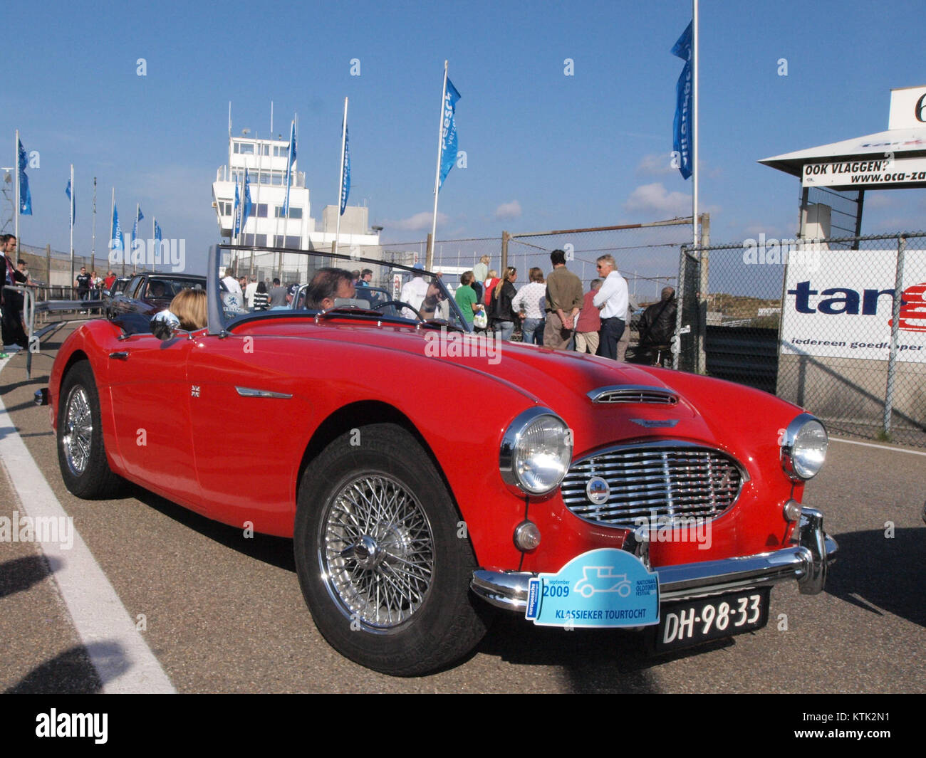 Der Austin Healey 100 6 Six ist ein klassischer britischer Sportwagen, der für sein Design und seine technische Ausstattung bekannt ist. Das Bild zeigt eine Version mit der niederländischen Lizenzregistrierung DH 98 33. Stockfoto