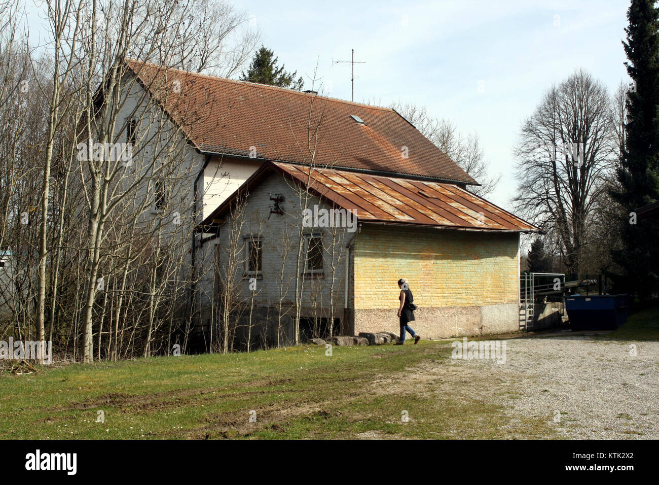 Der Baindlhof Ost liegt in Ettringen und ist Teil der Landwirtschaftslandschaft der Region, die die ländliche Geschichte und die lokale Kultur repräsentiert. Stockfoto