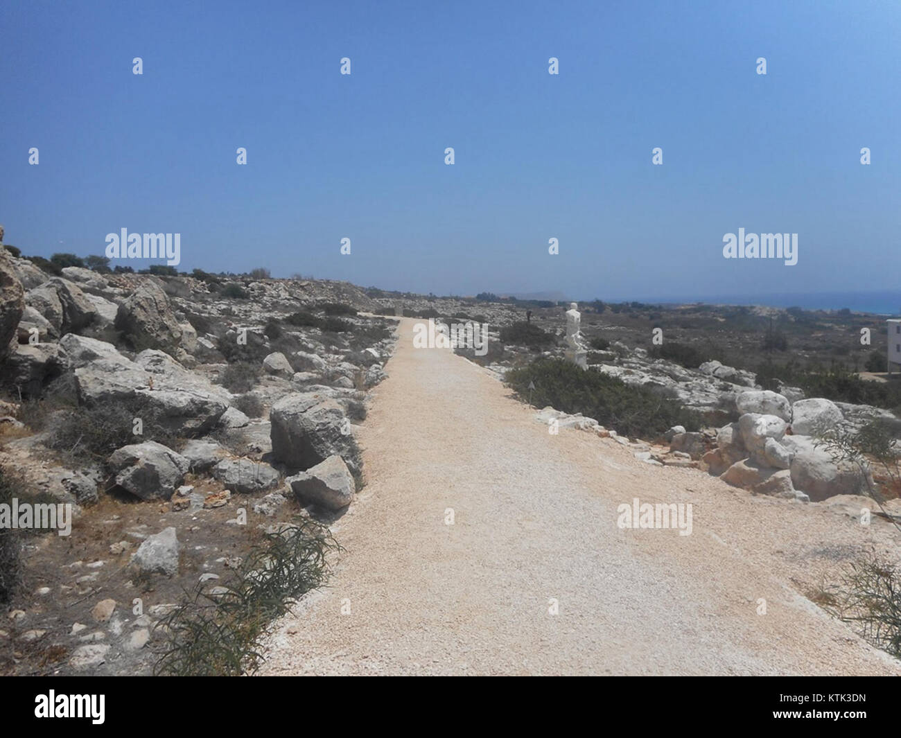 Der Ayia Napa Sculpture Park in Zypern ist ein berühmtes Freilichtmuseum, das eine Vielzahl von Skulpturen lokaler und internationaler Künstler zeigt. Es enthält Werke, die Themen Kultur, Geschichte und Natur erforschen. Stockfoto