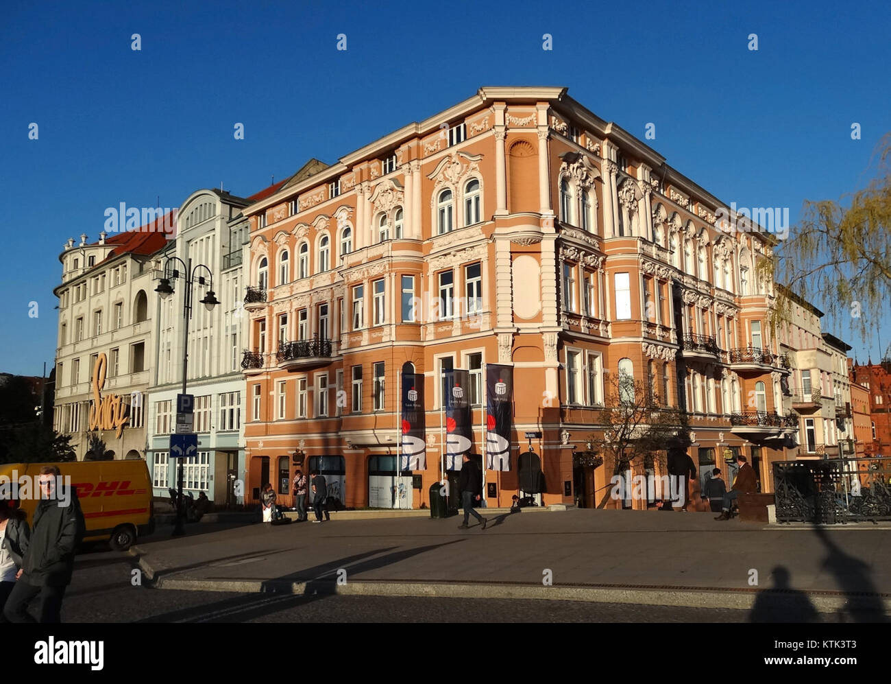 BDG Stary Port 1 2 4 ist ein 2015 aufgenommenes Bild, das den Gebäudekomplex in der Nähe eines Hafens zeigt. Die Architektur spiegelt die regionalen Besonderheiten des Gebiets wider, wobei der Schwerpunkt auf der umliegenden Uferpromenade und der städtischen Landschaft liegt. Stockfoto