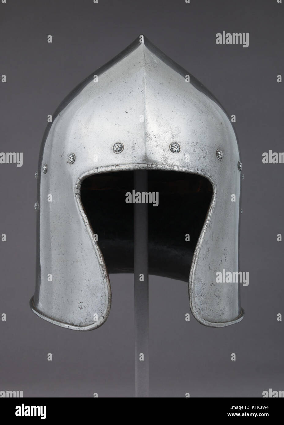 Der Barbute ist eine Art mittelalterlicher italienischer Helm mit einem unverwechselbaren, offenen Design. Sie wurde vor allem im 15. Jahrhundert verwendet und zeichnet sich durch ihren einfachen, aber effektiven Schutz für Gesicht und Hals aus. Dieses Stück befindet sich im Metropolitan Museum of Art und ist ein Beispiel für Rüstungen, die in der mittelalterlichen Kriegsführung verwendet wurden. Stockfoto