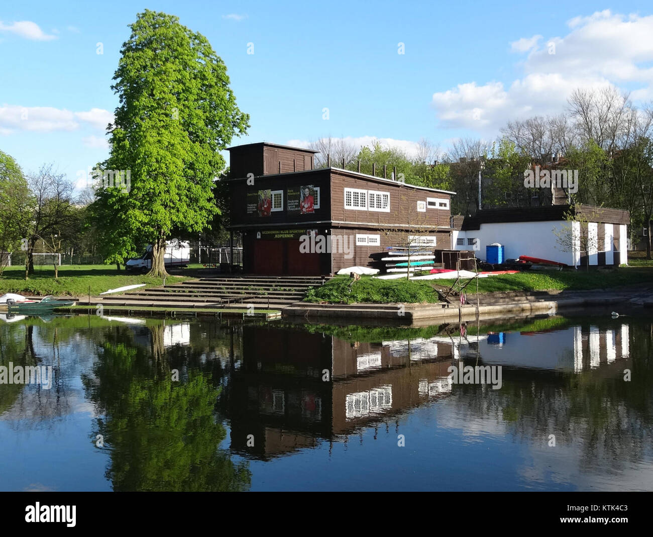 Dieses Bild zeigt wahrscheinlich Ruderclubs in einem bestimmten Gebäude, möglicherweise am 10. April 2015. Sie zeigt die Bedeutung des Rudersports und der damit verbundenen Infrastruktur auf. Stockfoto