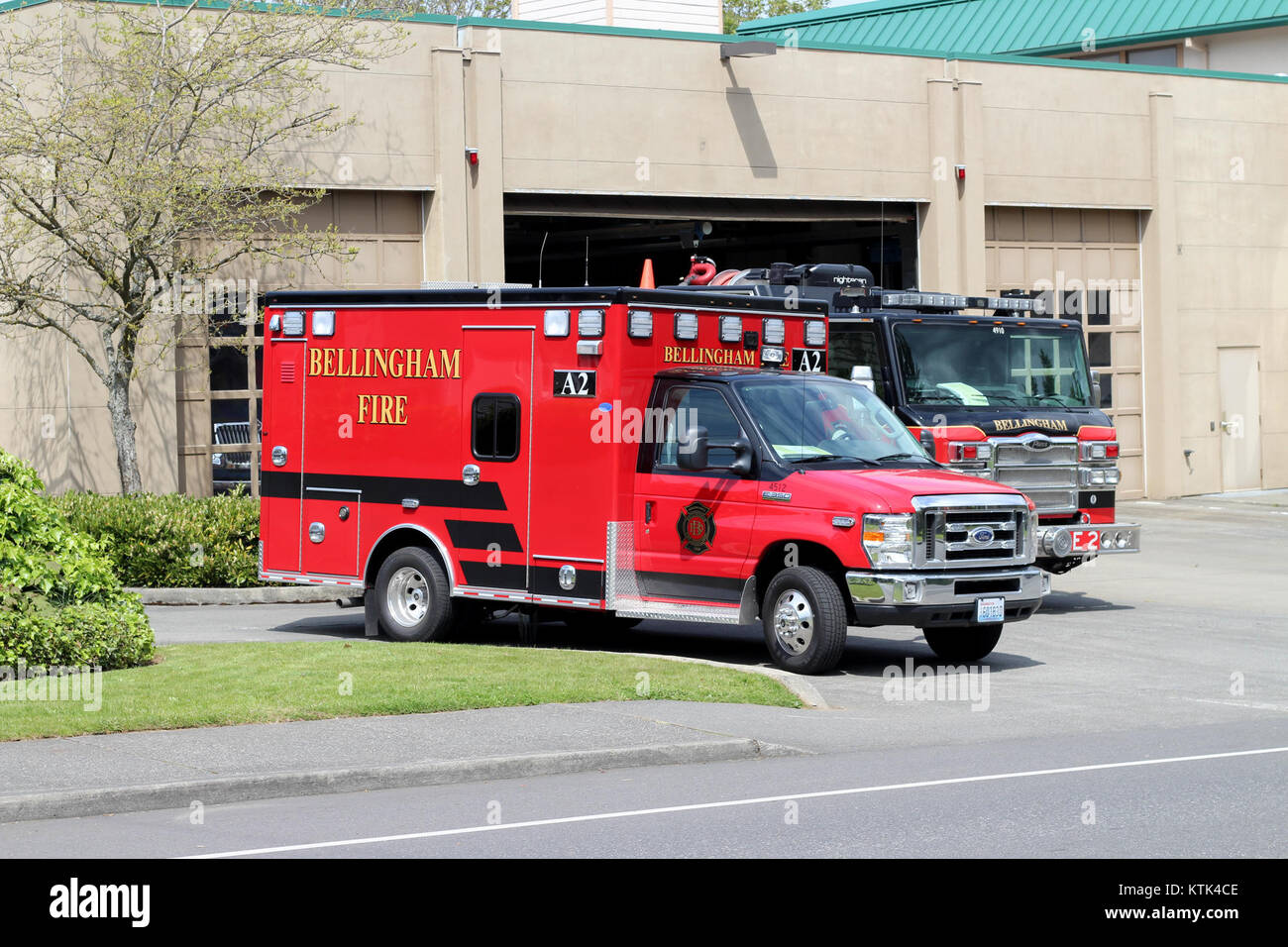 Ein historisches Bild von Bellingham Feuerwehrwagen 2, einem Feuerwehrfahrzeug, das für medizinische Notdienste eingesetzt wird. Das Bild spiegelt die Rolle des Fahrzeugs bei der wichtigen Unterstützung der öffentlichen Gesundheit und Sicherheit in der Gegend von Bellingham wider. Stockfoto