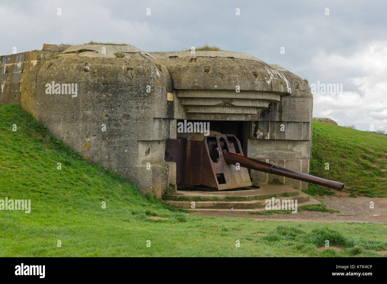 Batterie Longues sur Mer ist eine deutsche Küstenverteidigungsbatterie, die während des Zweiten Weltkriegs in Frankreich gebaut wurde. Die Bunkergun 2 ist Teil der Küstenbefestigung, die eine Rolle bei der Verteidigung der Atlantikmauer spielte. Stockfoto