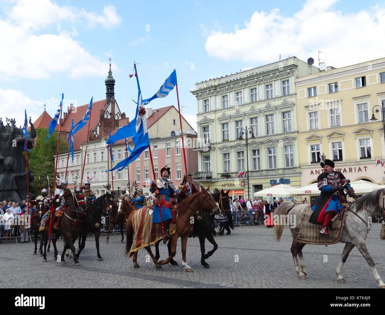 Dieses Bild zeigt die Maja-Straße 3 und Stary Rynek in Polen mit einer historischen Nachstellung der polnischen Husaren. Die Husaren waren eine Elite-Militäreinheit in der polnischen Geschichte, bekannt für ihre Kavallerie-Können und ihre unverwechselbare Rüstung. Stockfoto