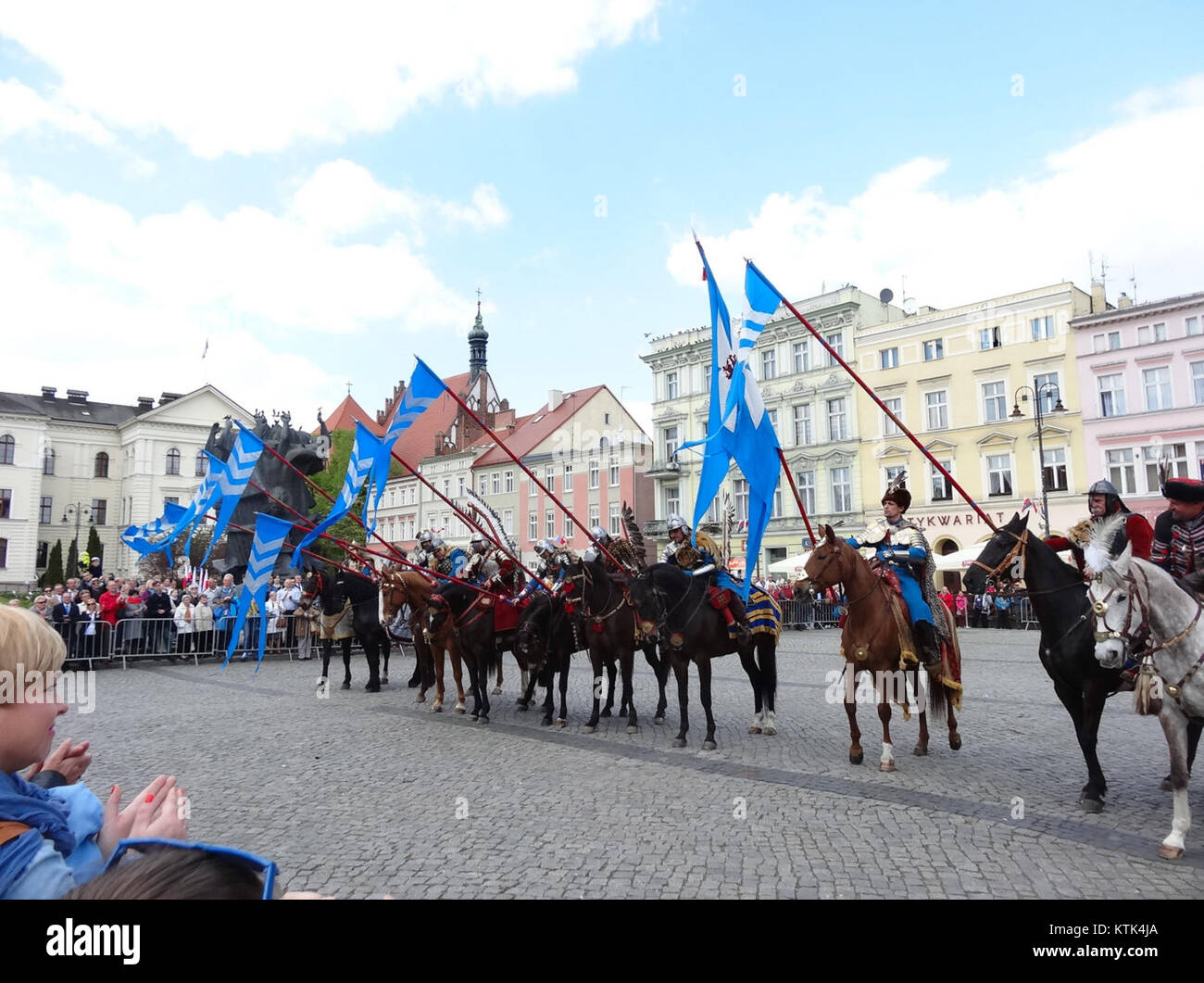 Das Bild zeigt eine historische Nachstellung der berühmten polnischen Kavallerie Husaria auf dem Alten Marktplatz in Bydgoszcz, Polen, während des 3. Maja 2015 anlässlich des polnischen Verfassungstages. Stockfoto