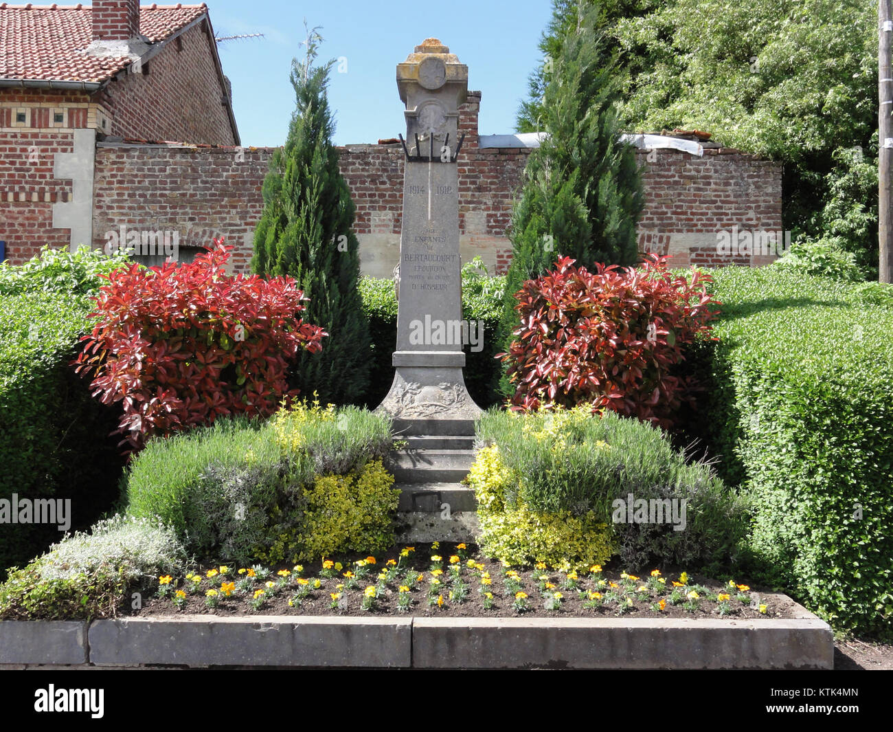 Das Monument Bertaucourt Epourdon in Aisne, Frankreich, steht als Kriegsdenkmal zu Ehren der Toten des Ersten Weltkriegs. Dieses Denkmal erinnert an die Opfer, die Soldaten während des Konflikts gebracht haben, und spielt eine wichtige Rolle in der Geschichte der Erinnerung an die Region. Stockfoto
