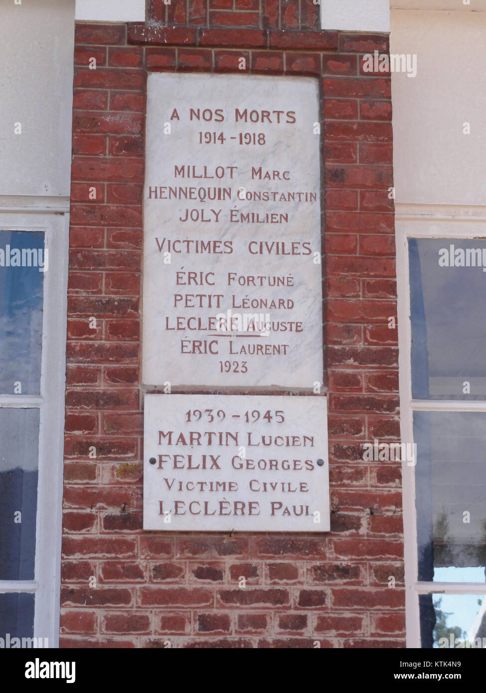 Das Monument aux morts in Berthenicourt, Aisne, Frankreich, erinnert an die Soldaten, die im Krieg gestorben sind. Es befindet sich in der Nähe des Rathauses und dient als Hommage an die Verlorenen im Krieg. Stockfoto
