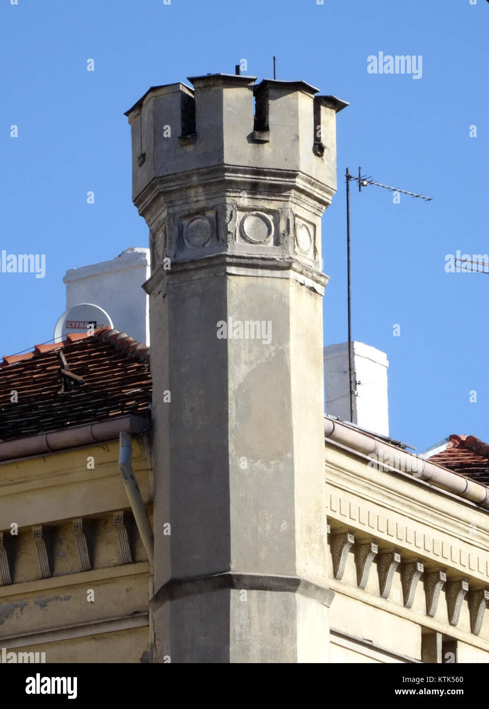 Dieses Bild stellt das Gebäude in Gdanska 17 dar, das am 1. Mai 2015 aufgenommen wurde. Es zeigt städtische Architektur in einer polnischen Stadt mit bemerkenswerten Elementen des Designs und der Konstruktion. Stockfoto