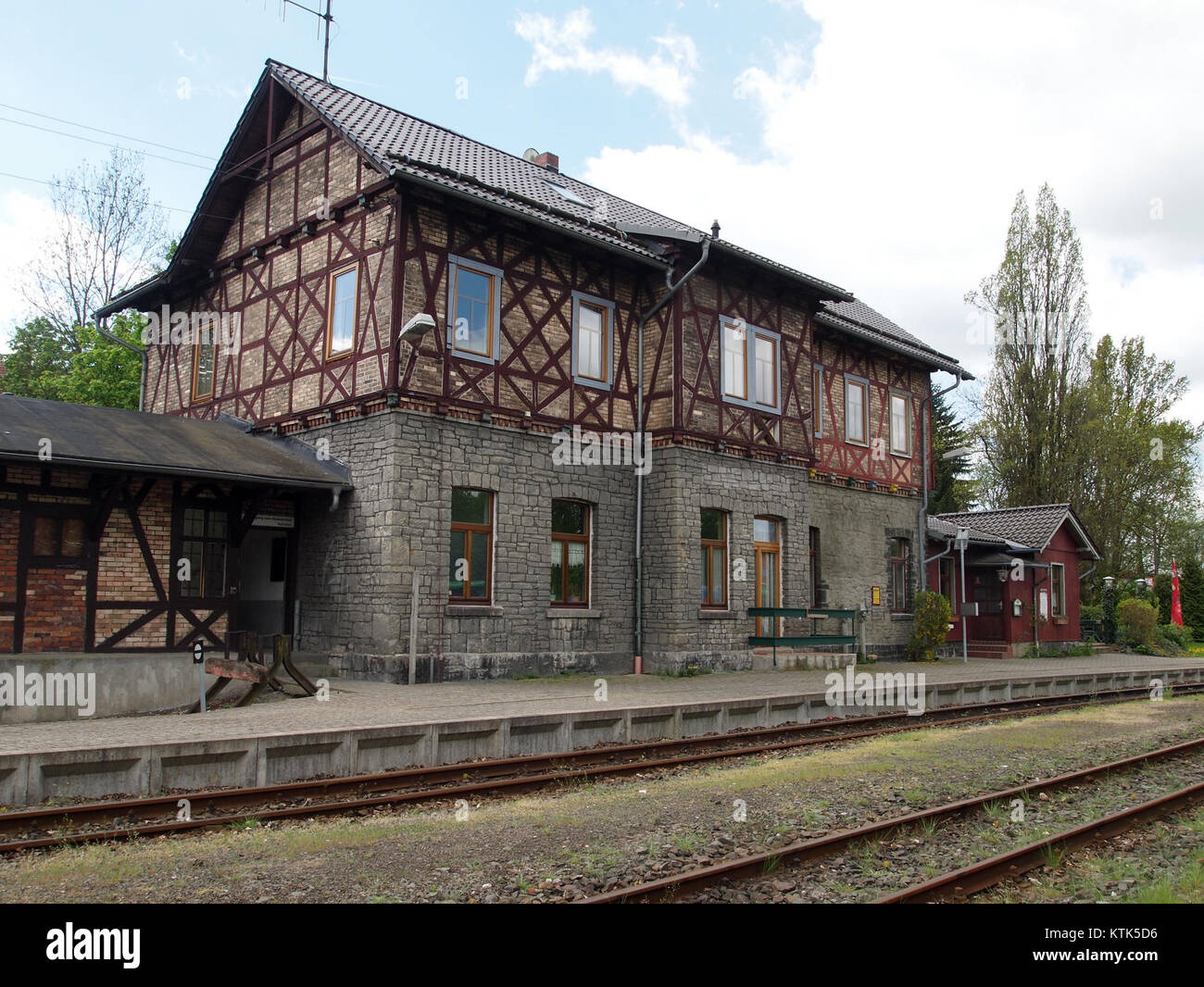 Der Bahnhof Harzgerode ist ein historischer Bahnhof in Harzgerode. Er diente als wichtiger Verkehrsknotenpunkt in der Region und erleichterte Reisen und Handel im Harz. Stockfoto