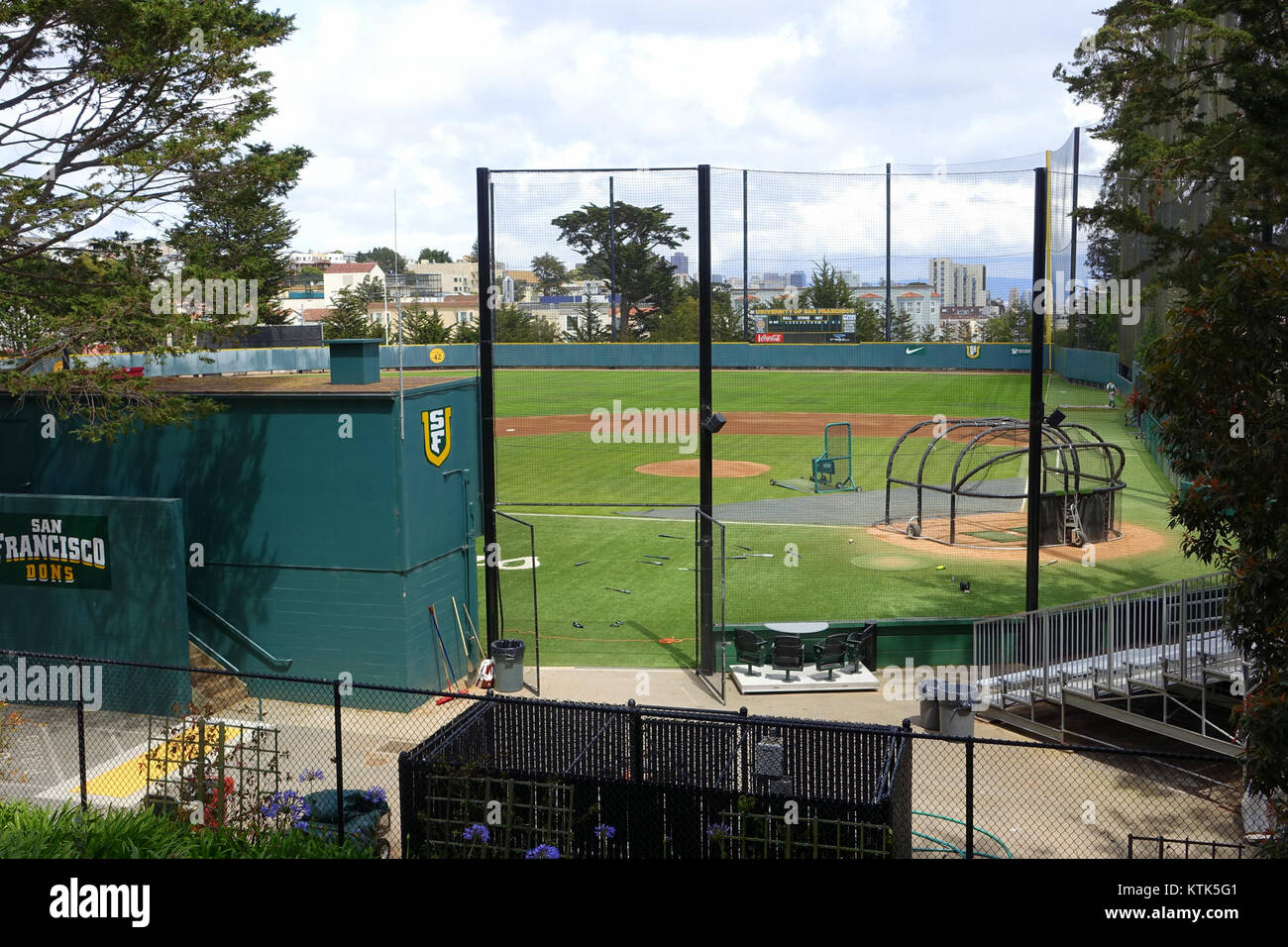 Der Benedetti Diamond an der University of San Francisco ist ein bekanntes Baseballfeld, das für seine Bedeutung in der Hochschulathletik bekannt ist. Hier finden verschiedene Baseballveranstaltungen statt und sind ein wichtiger Bestandteil der Sportkultur der Universität. Stockfoto