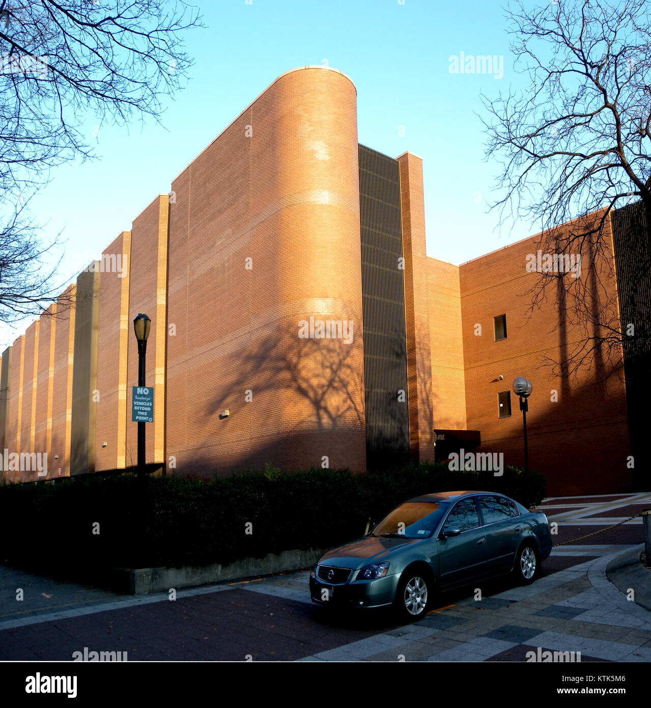 ATT Rego Park ist ein bekanntes Gebiet im Stadtteil Queens, New York. Die Gemeinde verfügt über Wohnviertel, Einkaufszentren und lokale Annehmlichkeiten, was sie zu einem lebendigen Teil der kulturellen Landschaft der Stadt macht. Stockfoto