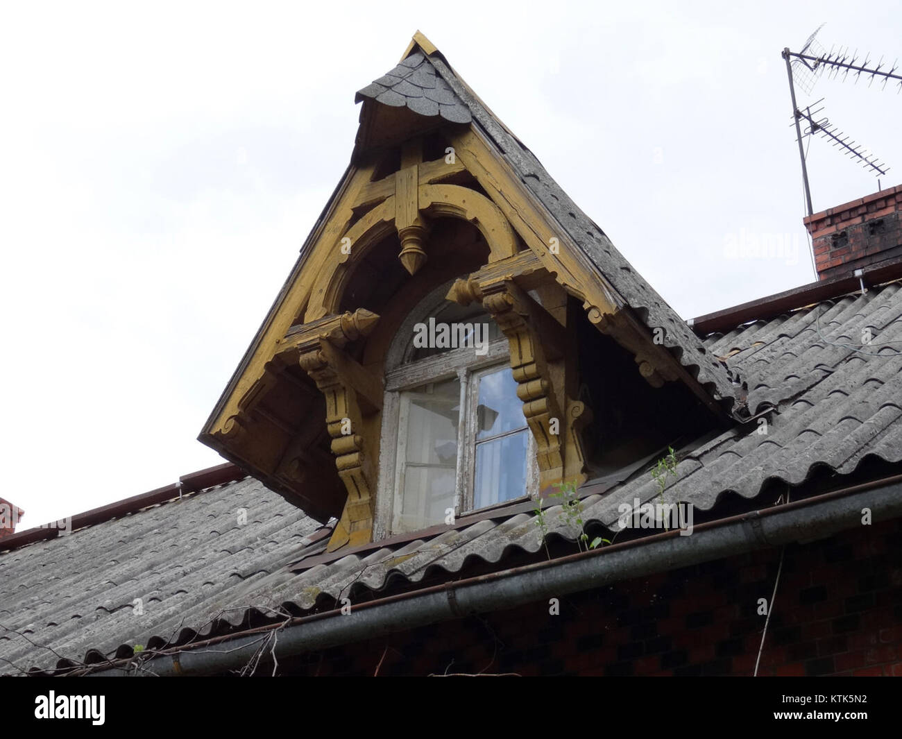 Ein Foto, das das Gebäude in Brdyujscie Domsluzowego 6 aus dem Jahr 2015 zeigt und dessen architektonische Merkmale und die städtische Umgebung feststellt. Stockfoto