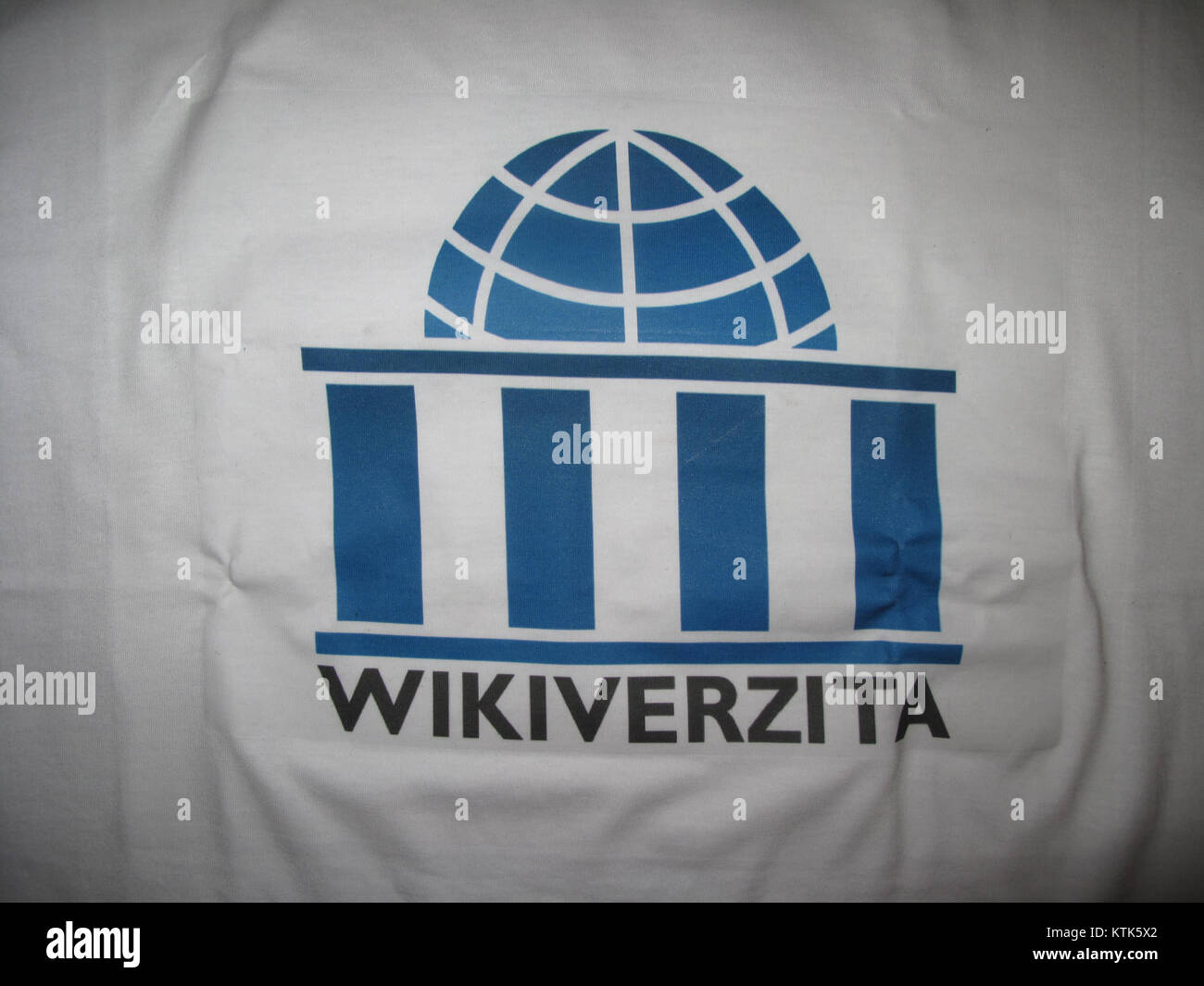 Dieses Bild zeigt ein Werbe-T-Shirt für die tschechische Wikiversity, ein kollaboratives Bildungsprojekt. Das T-Shirt trägt das Logo des Projekts und unterstreicht den akademischen Schwerpunkt und die gemeinschaftsorientierte Lernumgebung. Stockfoto
