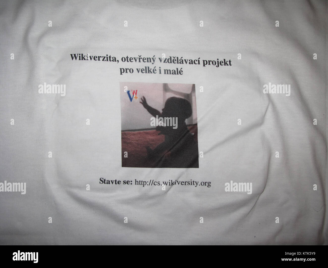 Dieses T-Shirt der tschechischen Wikiversity trägt das Logo der Institution, das die Unterstützung für Bildung und Wissensaustausch über die Wikiversity-Plattform zum Ausdruck bringt. Stockfoto