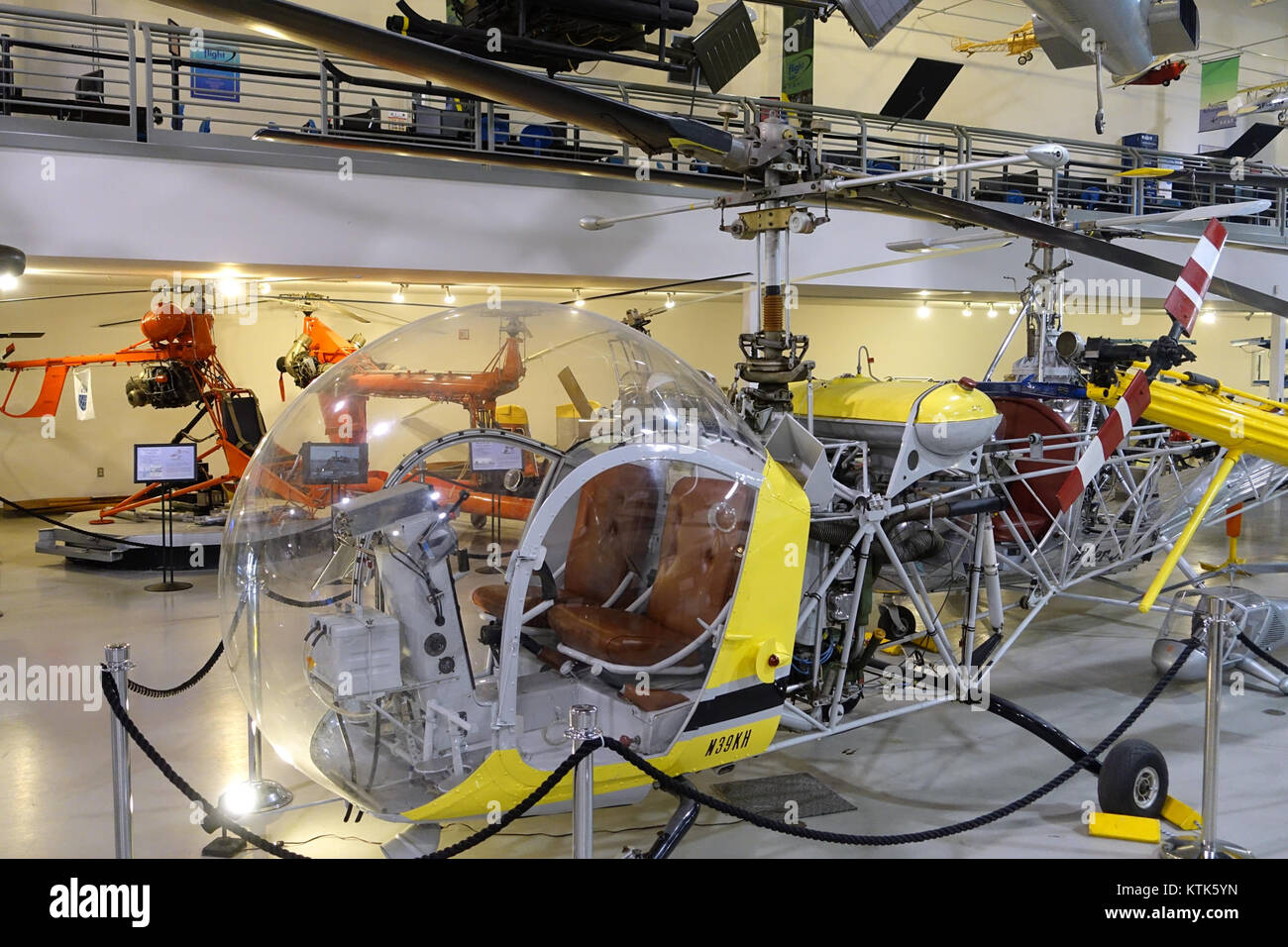 Der Bell 47D Hubschrauber, der im Hiller Aviation Museum in San Carlos, Kalifornien ausgestellt wird, ist ein historisches Flugzeug, das für seine Pionierrolle bei der Entwicklung von Hubschraubern bekannt ist. Das Museum zeigt die Geschichte der Luftfahrt mit diesem legendären Modell als Teil seiner Sammlung. Stockfoto