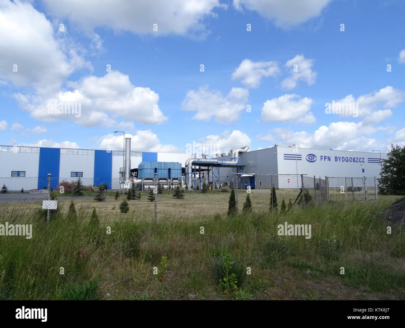 Dieses Bild zeigt das Gebäude Osowa Góra Can Pack in Polen, aufgenommen im Mai 2015. Das Gebäude ist Teil eines größeren Industriekomplexes, der sich auf Verpackungs- und Logistikdienstleistungen konzentriert und so zum Produktionssektor der Region beiträgt. Stockfoto