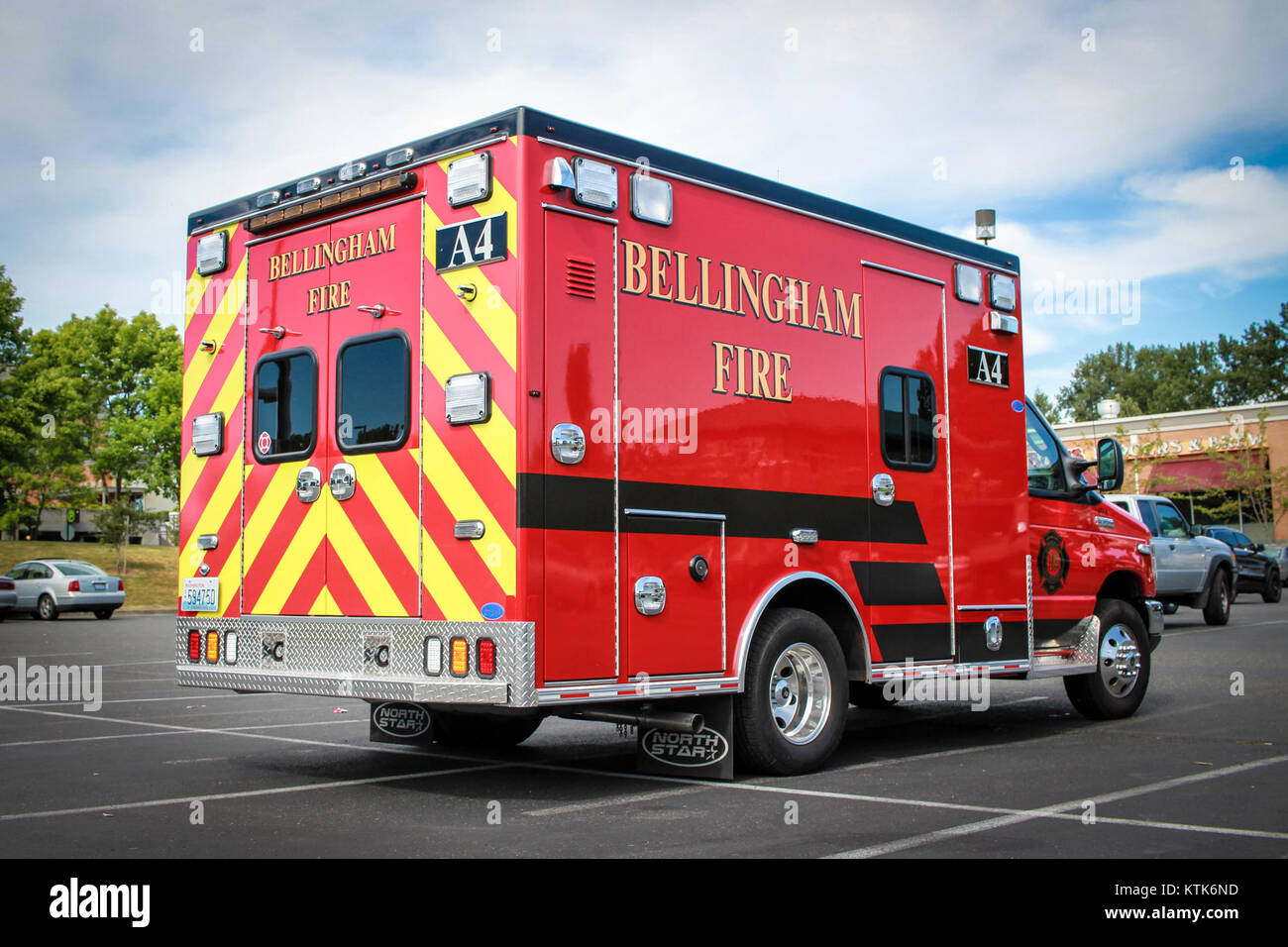 Dieses Foto zeigt einen Bellingham Feuerwehrwagen, der das Design und die Ausrüstung des Fahrzeugs für medizinische Notdienste zeigt. Das Bild zeigt die Rolle der Feuerwehren bei der Bereitstellung lebenswichtiger kommunaler Dienste. Stockfoto