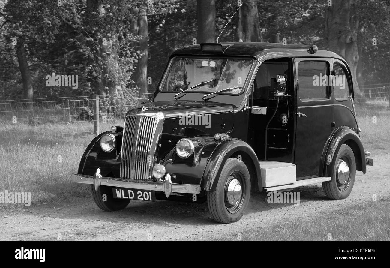 Das Beardmore Mk 7 Taxi, das in den 1960er Jahren hergestellt wurde, war ein britisches Taximodell, das für seine Langlebigkeit und seinen Komfort bekannt war. Er wurde zu seiner Zeit im städtischen Verkehr weit verbreitet und ist ein bemerkenswertes Beispiel für das britische Automobildesign Mitte des 20. Jahrhunderts. Stockfoto