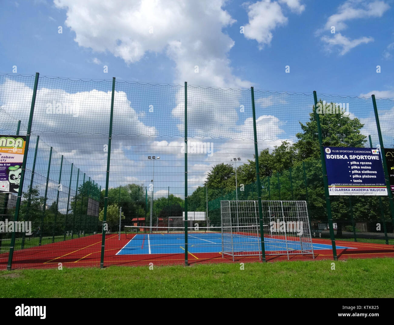 Dieses Foto aus Bartodzieje, Polen, zeigt ein Sportfeld in Polanka 27 im Jahr 2015. Das Bild zeigt die Rolle des Standorts bei sportlichen Aktivitäten in der Gemeinde. Stockfoto